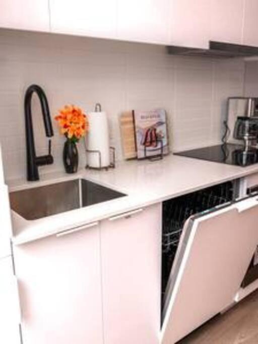 Charming Condo Downtown Montreal - Centrally Located, Walk to Major Landmarks