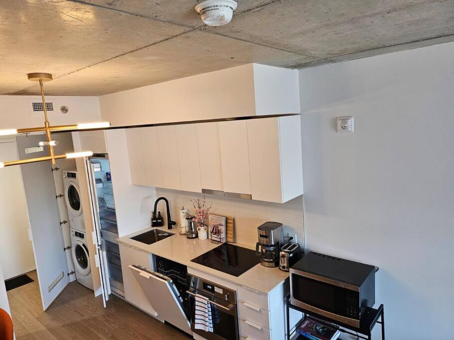 Charming Condo Downtown Montreal - Centrally Located, Walk to Major Landmarks