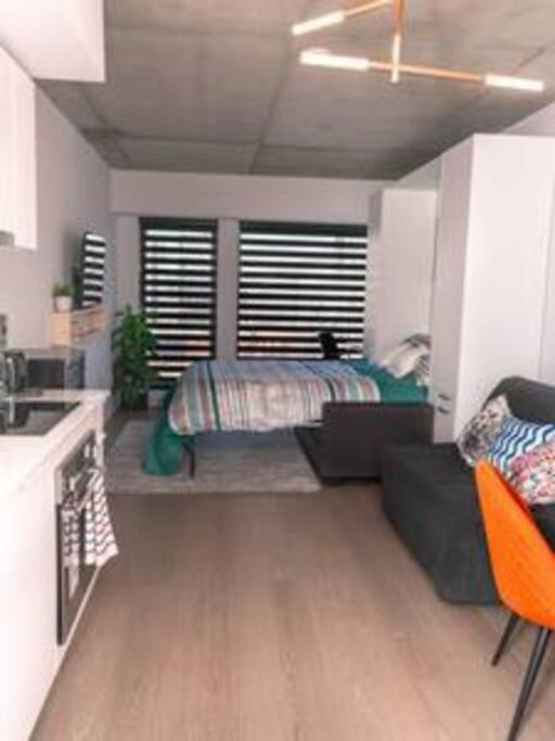 Charming Condo Downtown Montreal - Centrally Located, Walk to Major Landmarks
