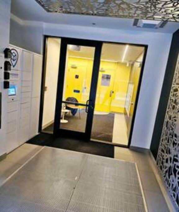 Charming Condo Downtown Montreal - Centrally Located, Walk to Major Landmarks
