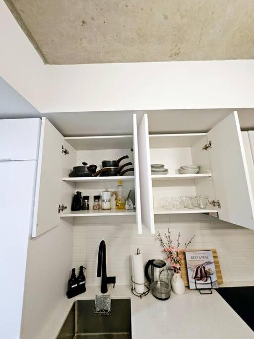 Charming Condo Downtown Montreal - Centrally Located, Walk to Major Landmarks
