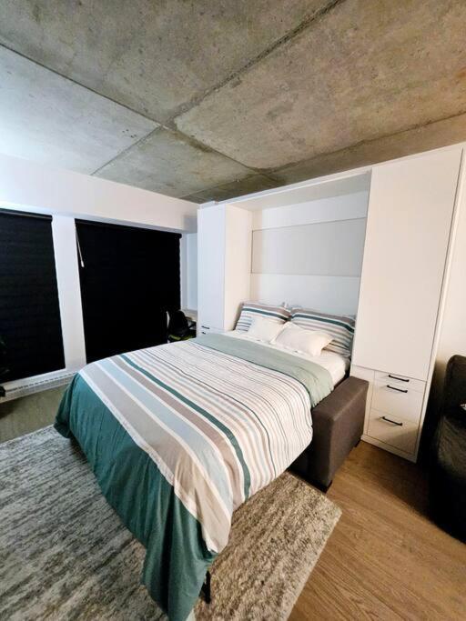 Charming Condo Downtown Montreal - Centrally Located, Walk to Major Landmarks