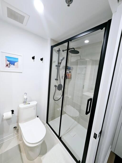 Charming Condo Downtown Montreal - Centrally Located, Walk to Major Landmarks