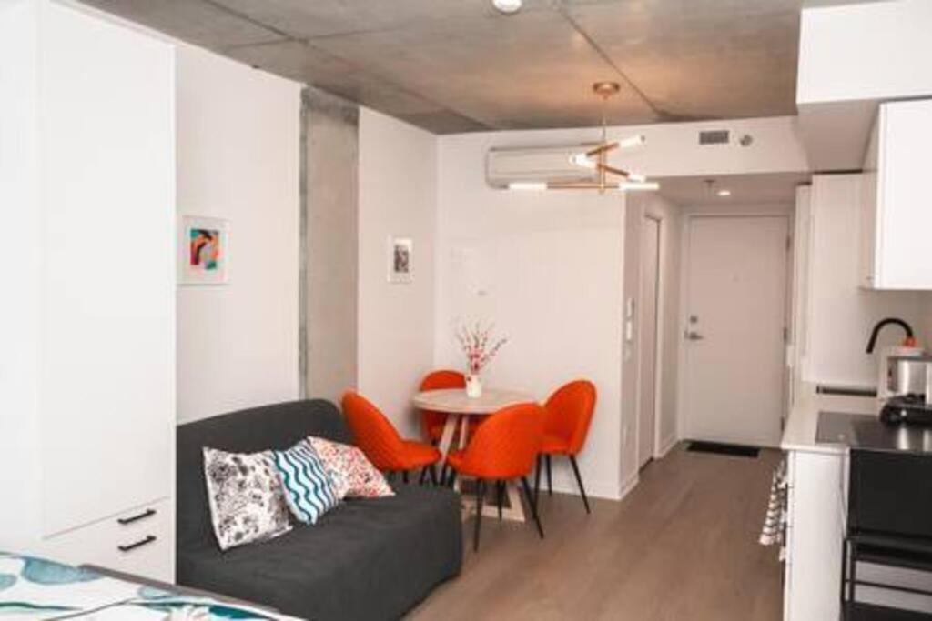 Charming Condo Downtown Montreal - Centrally Located, Walk to Major Landmarks