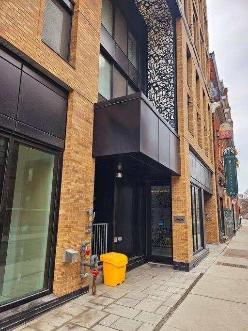 Charming Condo Downtown Montreal - Centrally Located, Walk to Major Landmarks