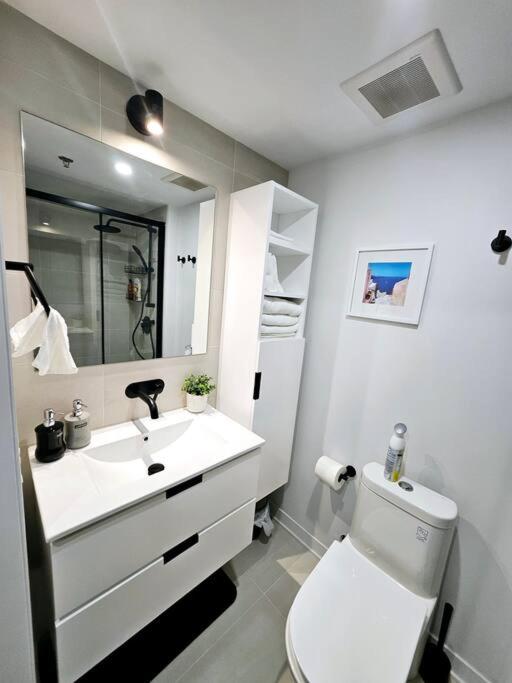 Charming Condo Downtown Montreal - Centrally Located, Walk to Major Landmarks