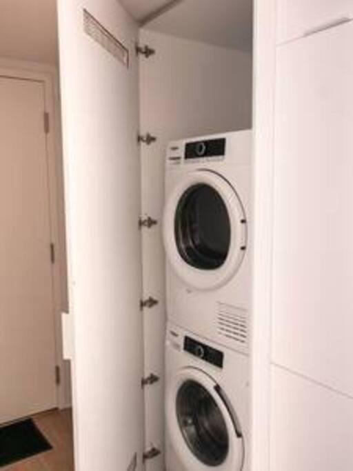 Charming Condo Downtown Montreal - Centrally Located, Walk to Major Landmarks