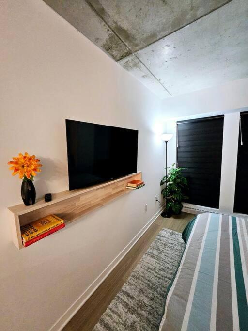 Charming Condo Downtown Montreal - Centrally Located, Walk to Major Landmarks