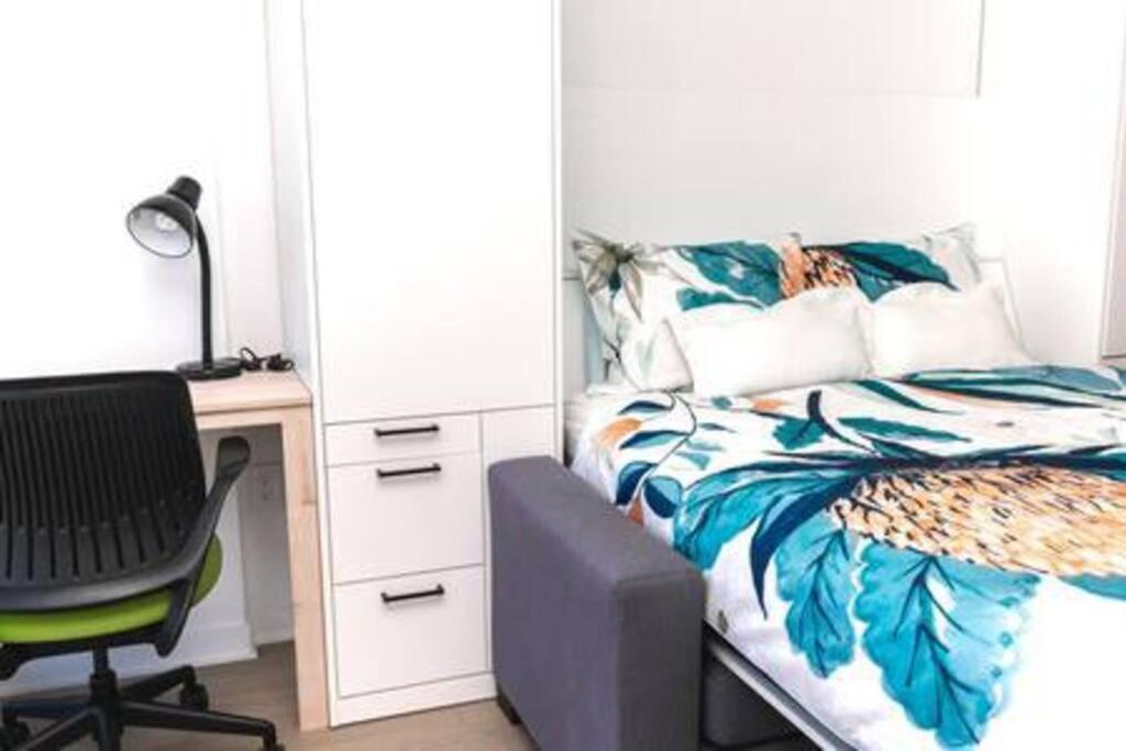 Charming Condo Downtown Montreal - Centrally Located, Walk to Major Landmarks