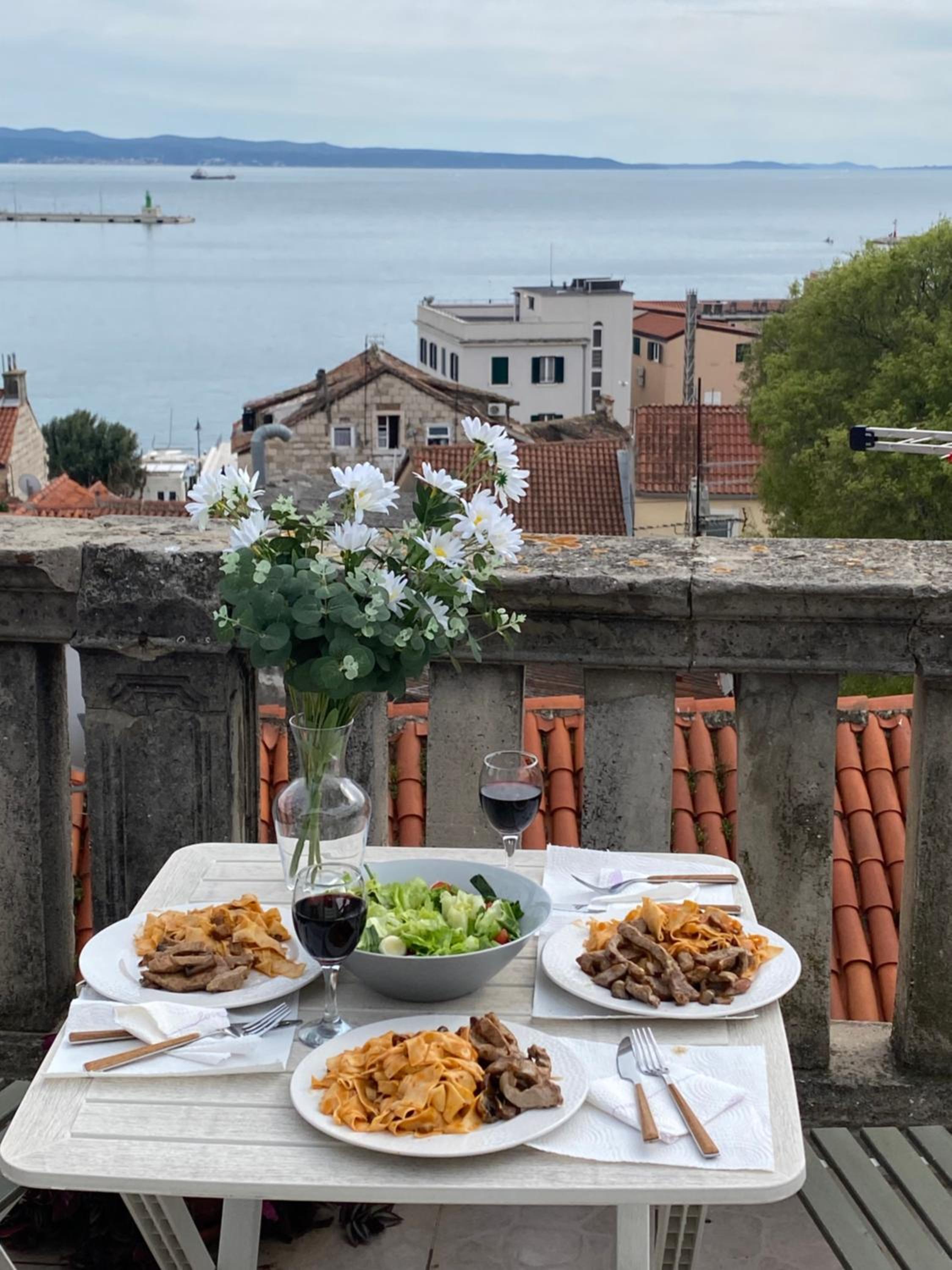 Cozy seaview retreat photo 3