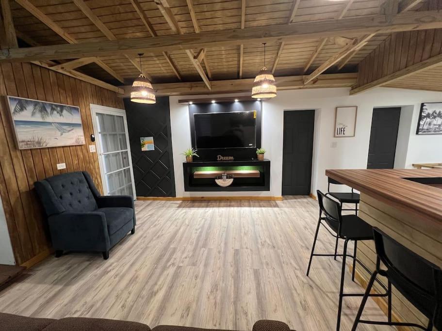 VSS Beach House - A Beachfront Paradise in Arecibo view 2