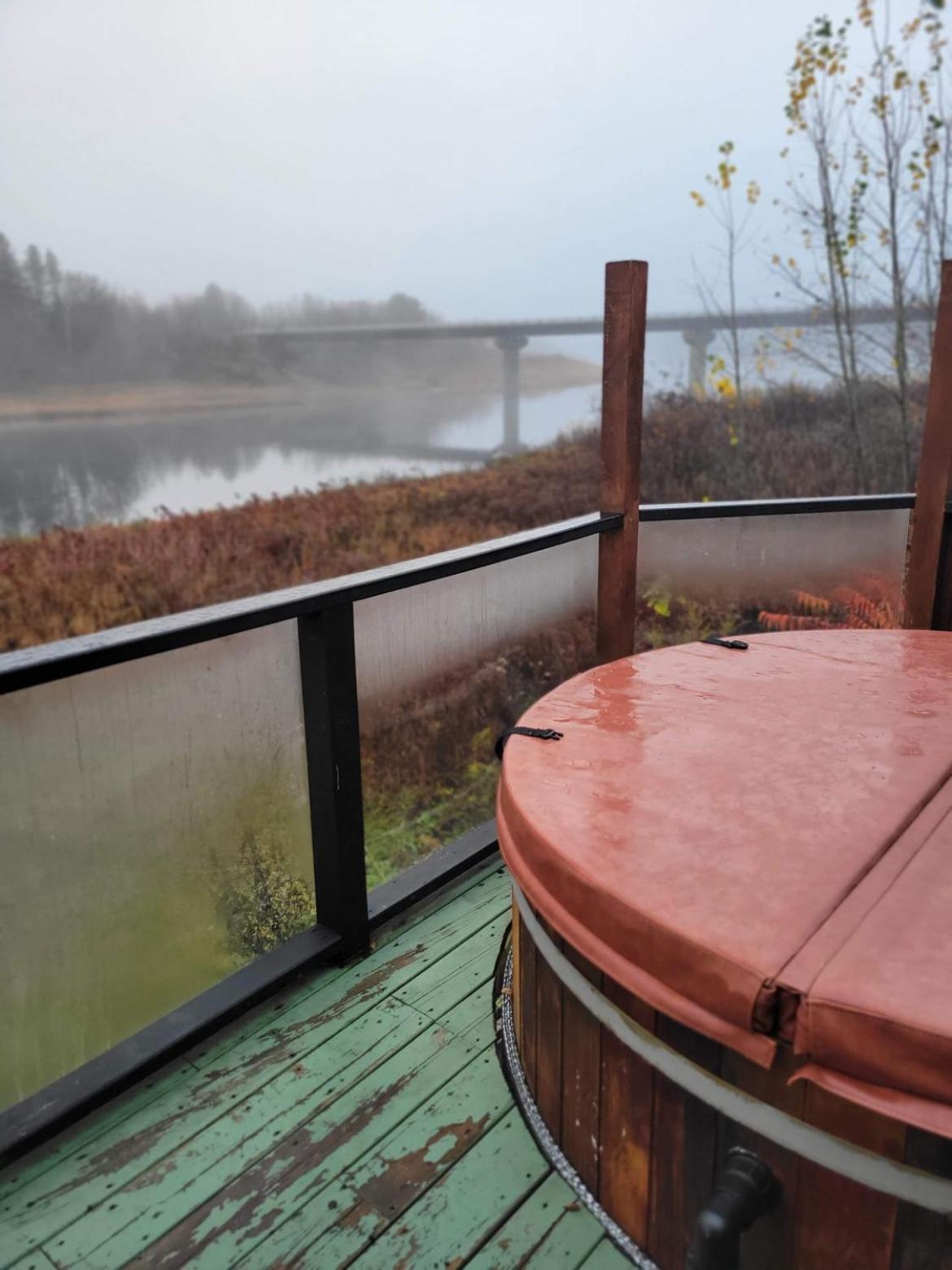 Cozy Cabin with Large Cedar Hot Tub
