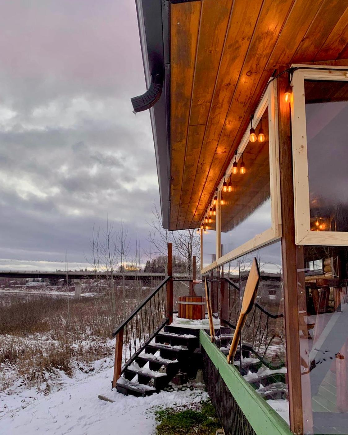 Cozy Cabin with Large Cedar Hot Tub