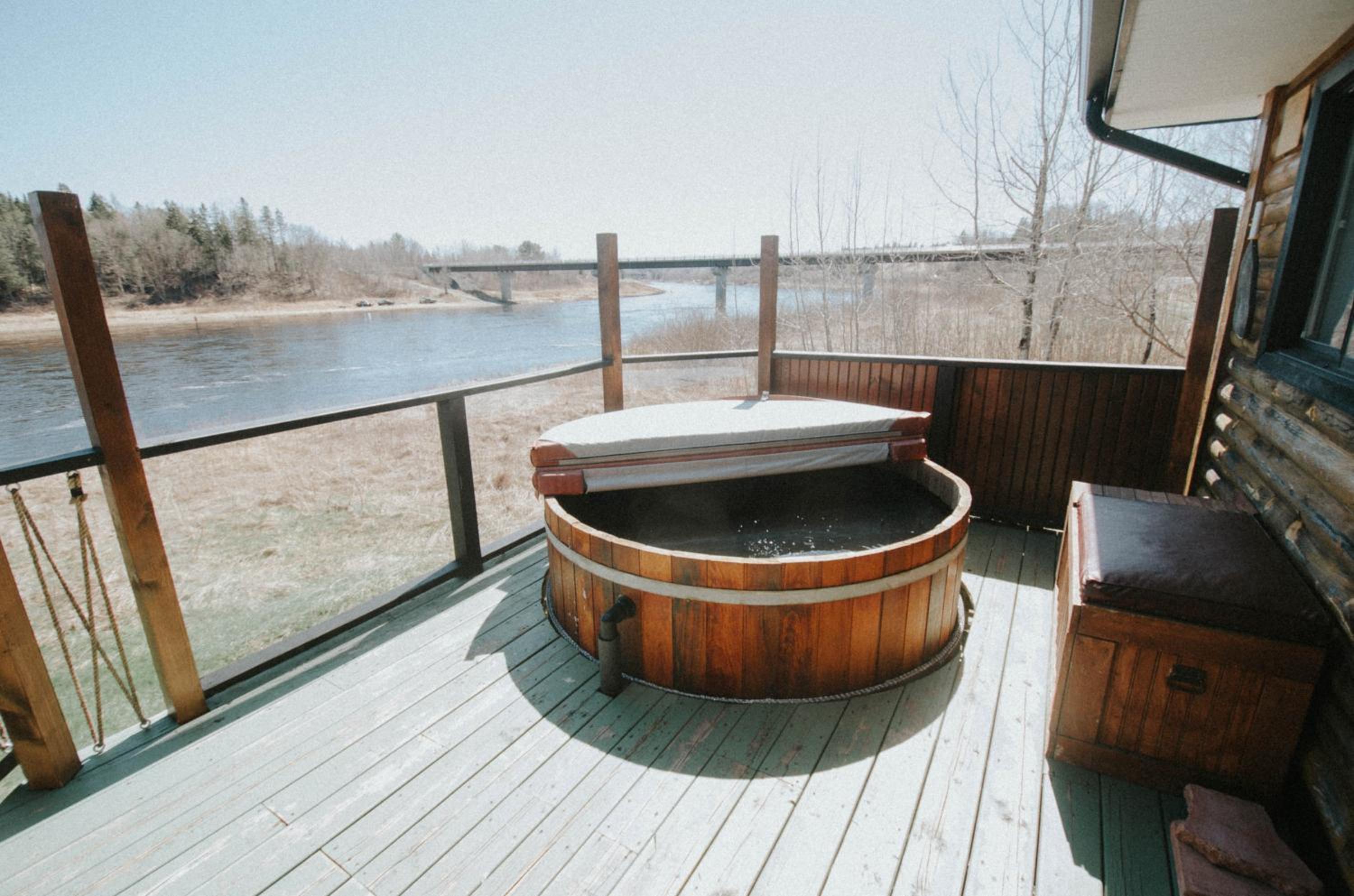 Cozy Cabin with Large Cedar Hot Tub
