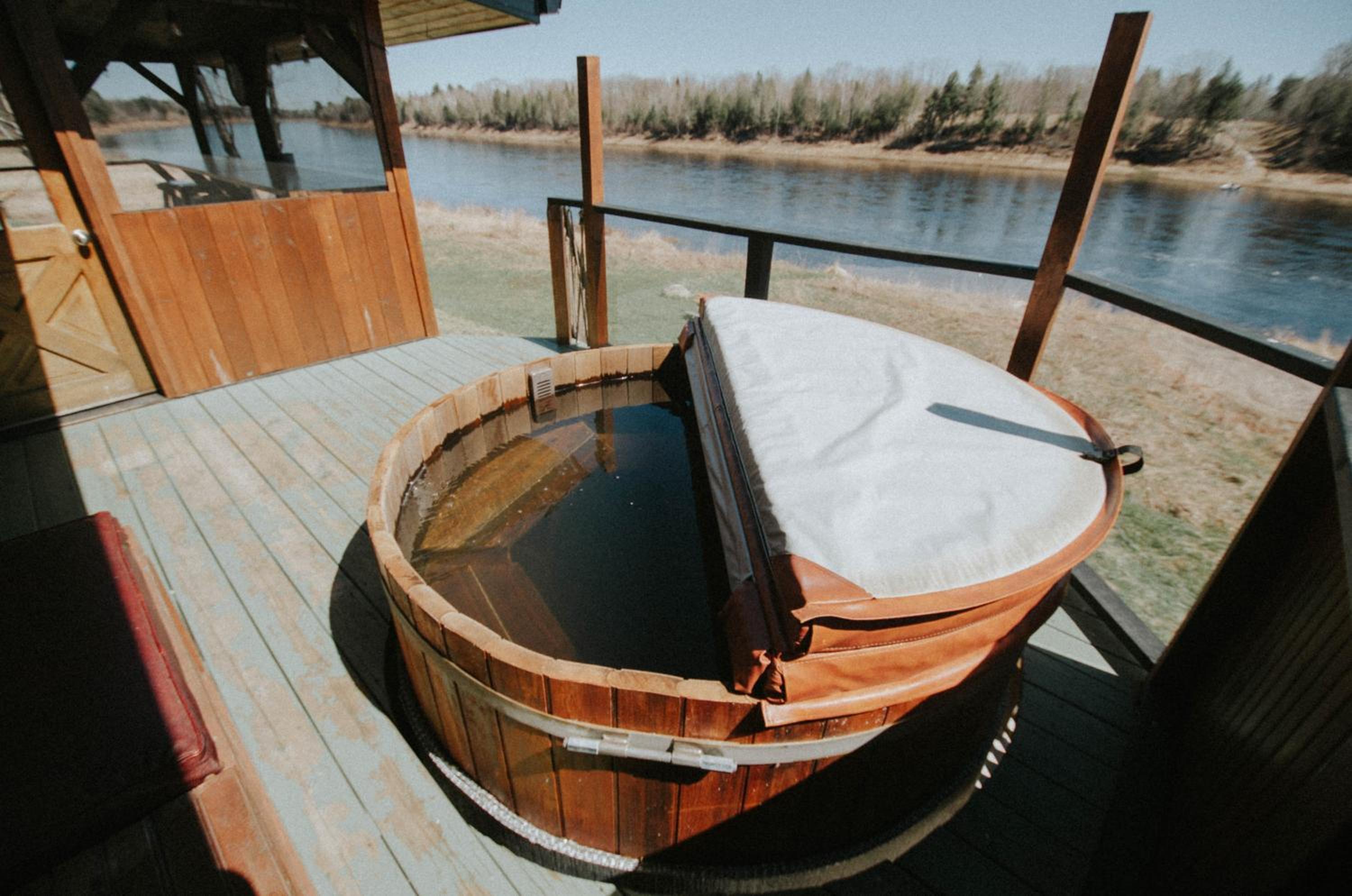 Cozy Cabin with Large Cedar Hot Tub