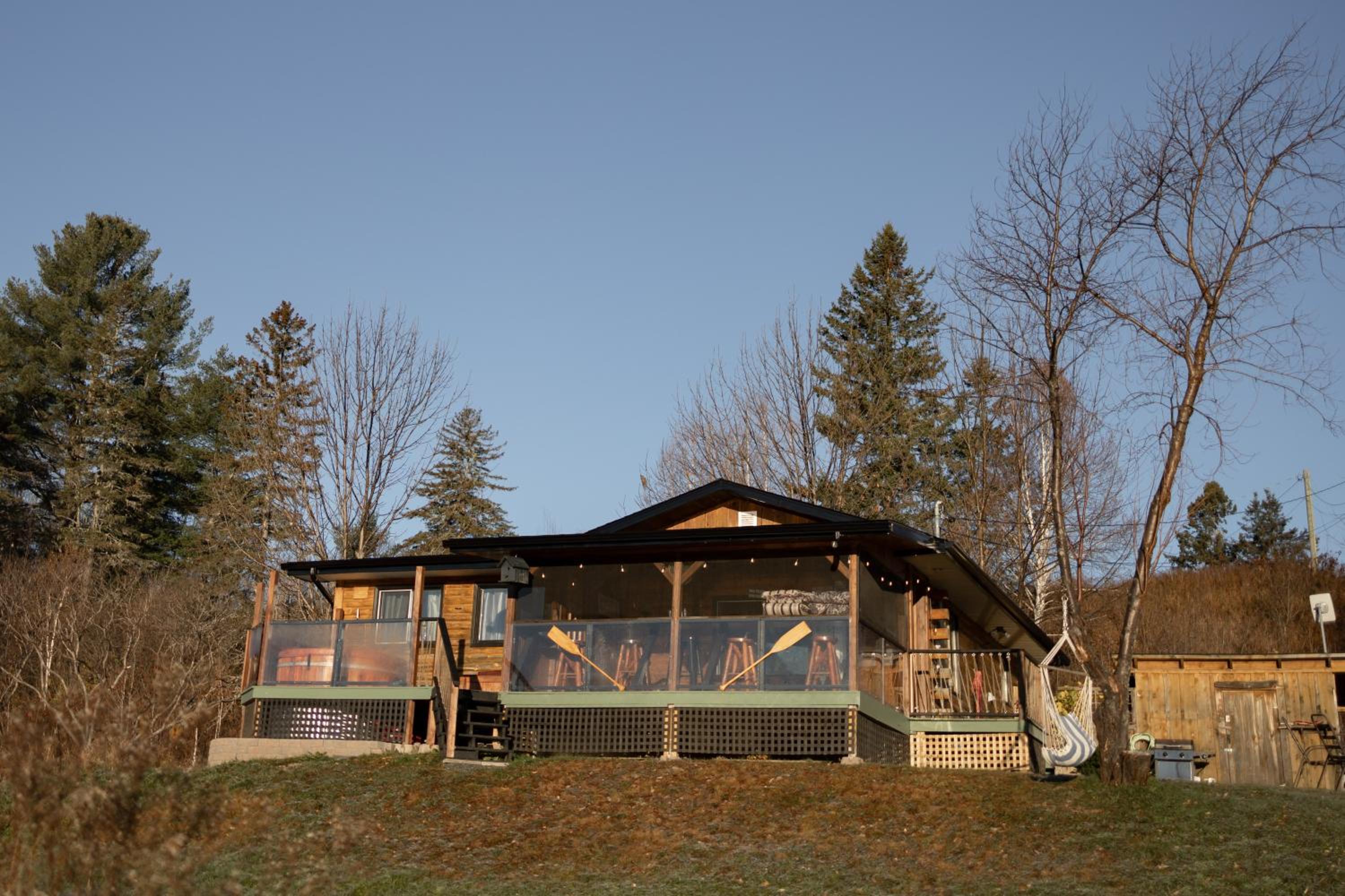 Cozy Cabin with Large Cedar Hot Tub