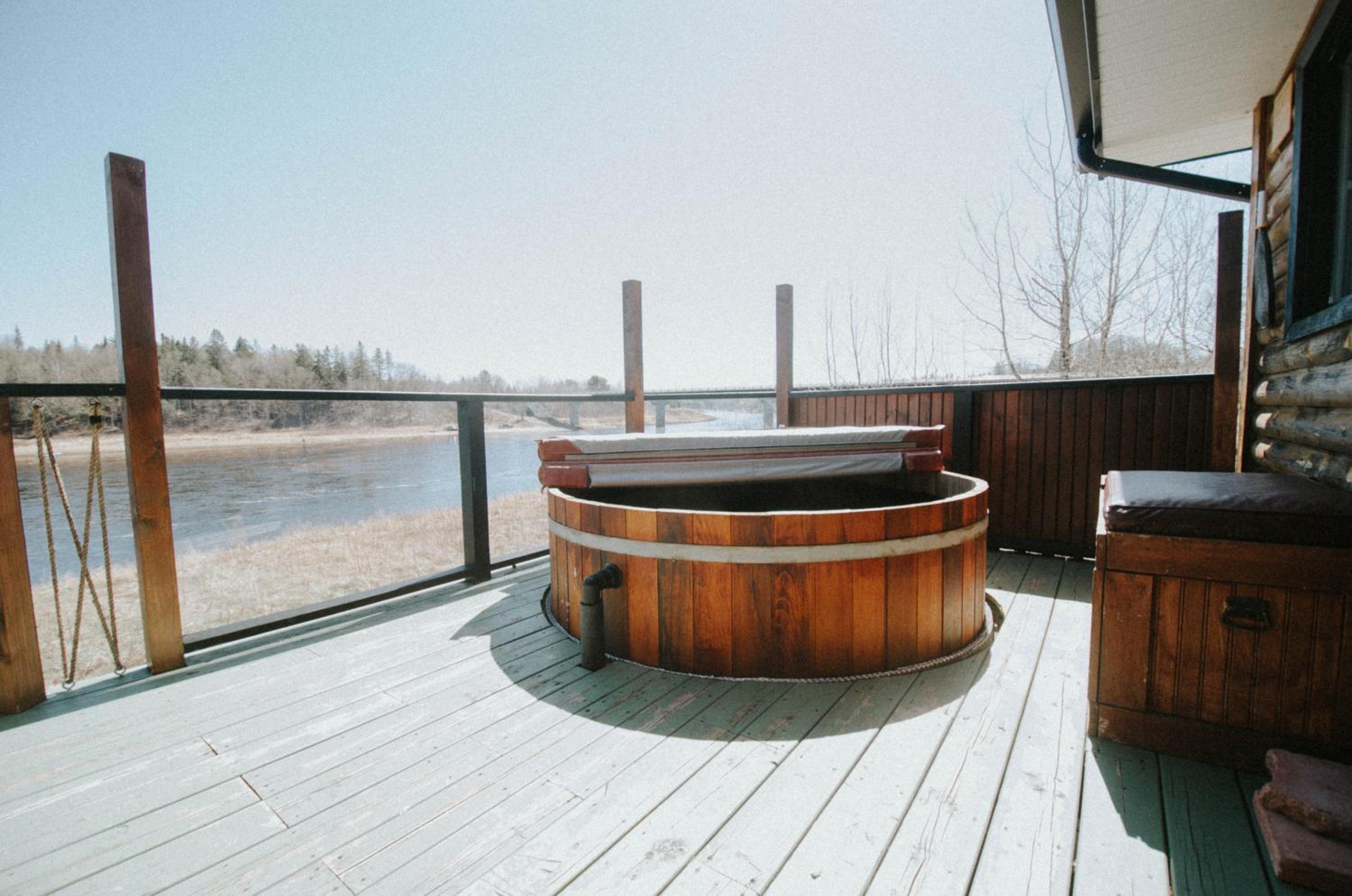 Cozy Cabin with Large Cedar Hot Tub