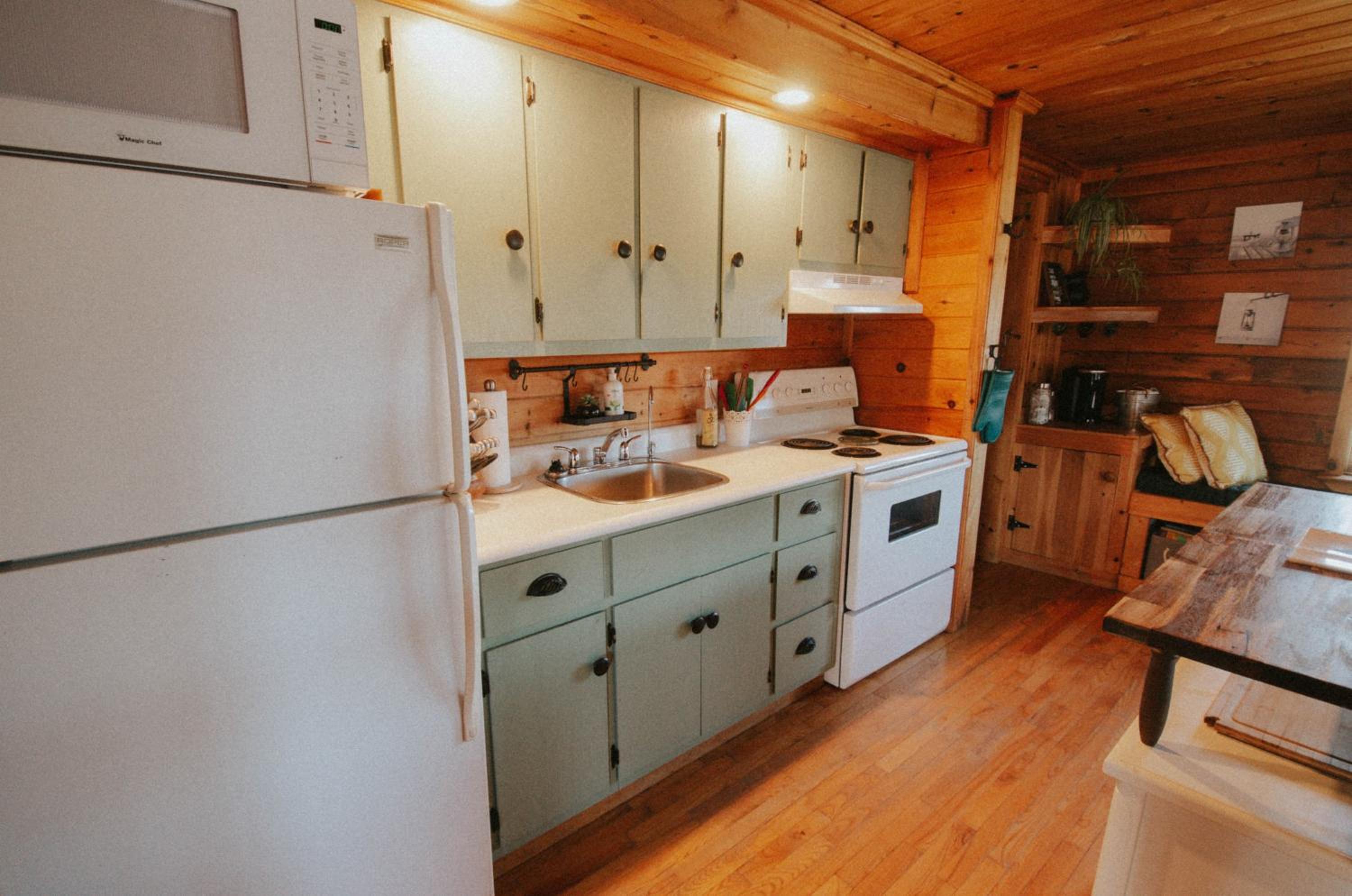 Cozy Cabin with Large Cedar Hot Tub