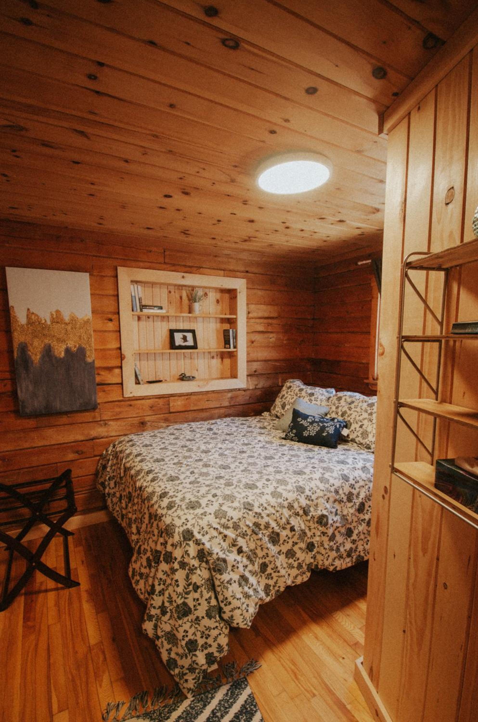 Cozy Cabin with Large Cedar Hot Tub