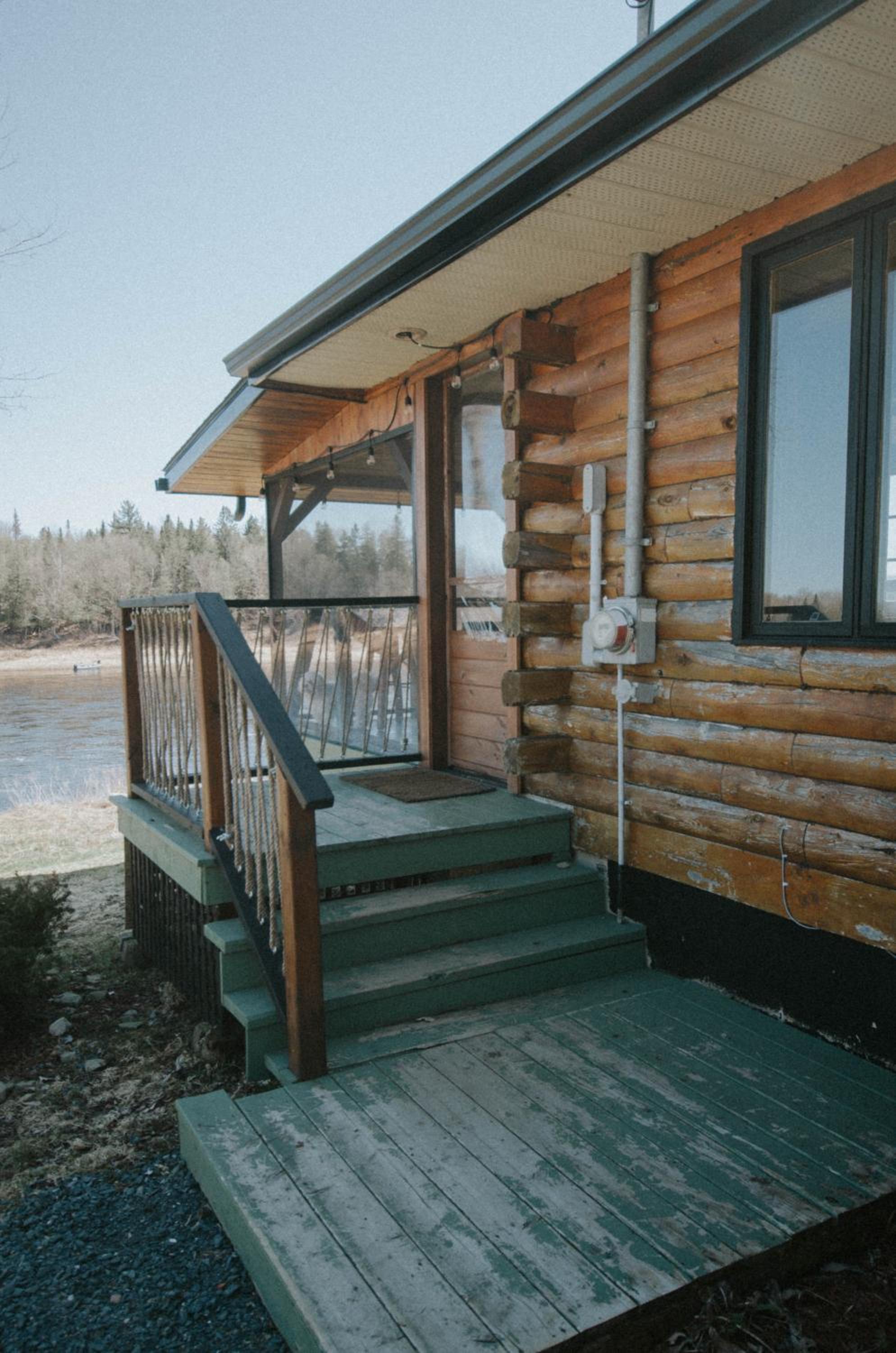Cozy Cabin with Large Cedar Hot Tub