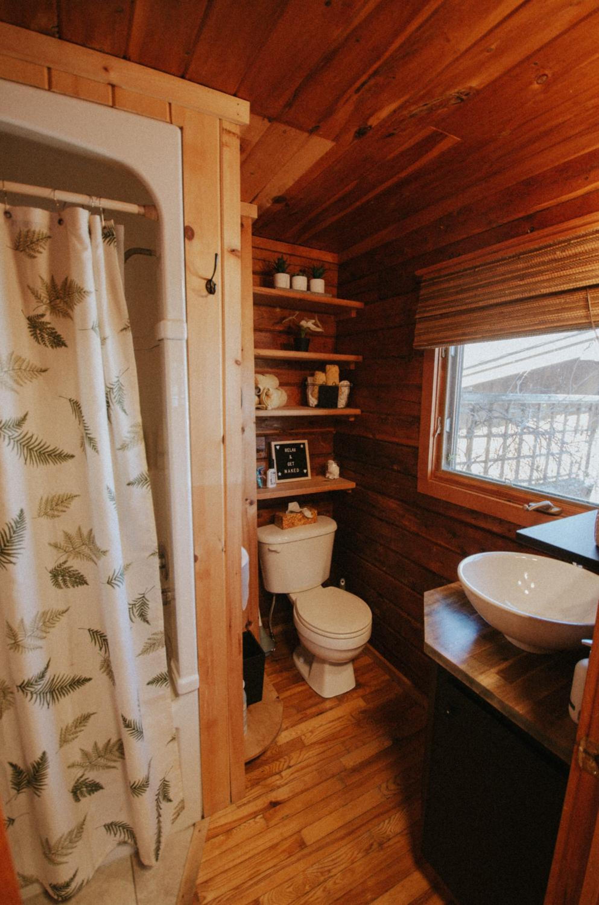 Cozy Cabin with Large Cedar Hot Tub