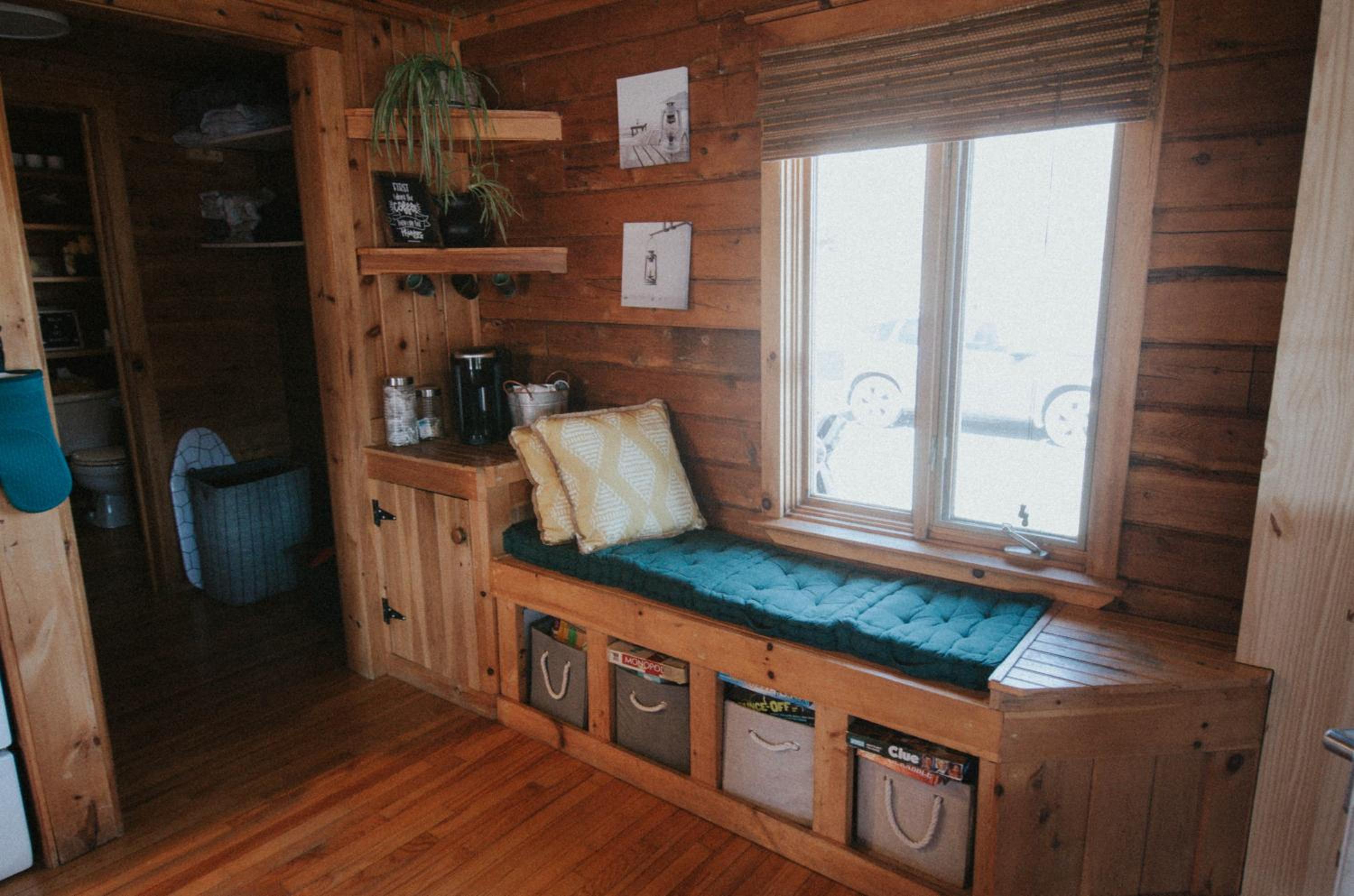 Cozy Cabin with Large Cedar Hot Tub