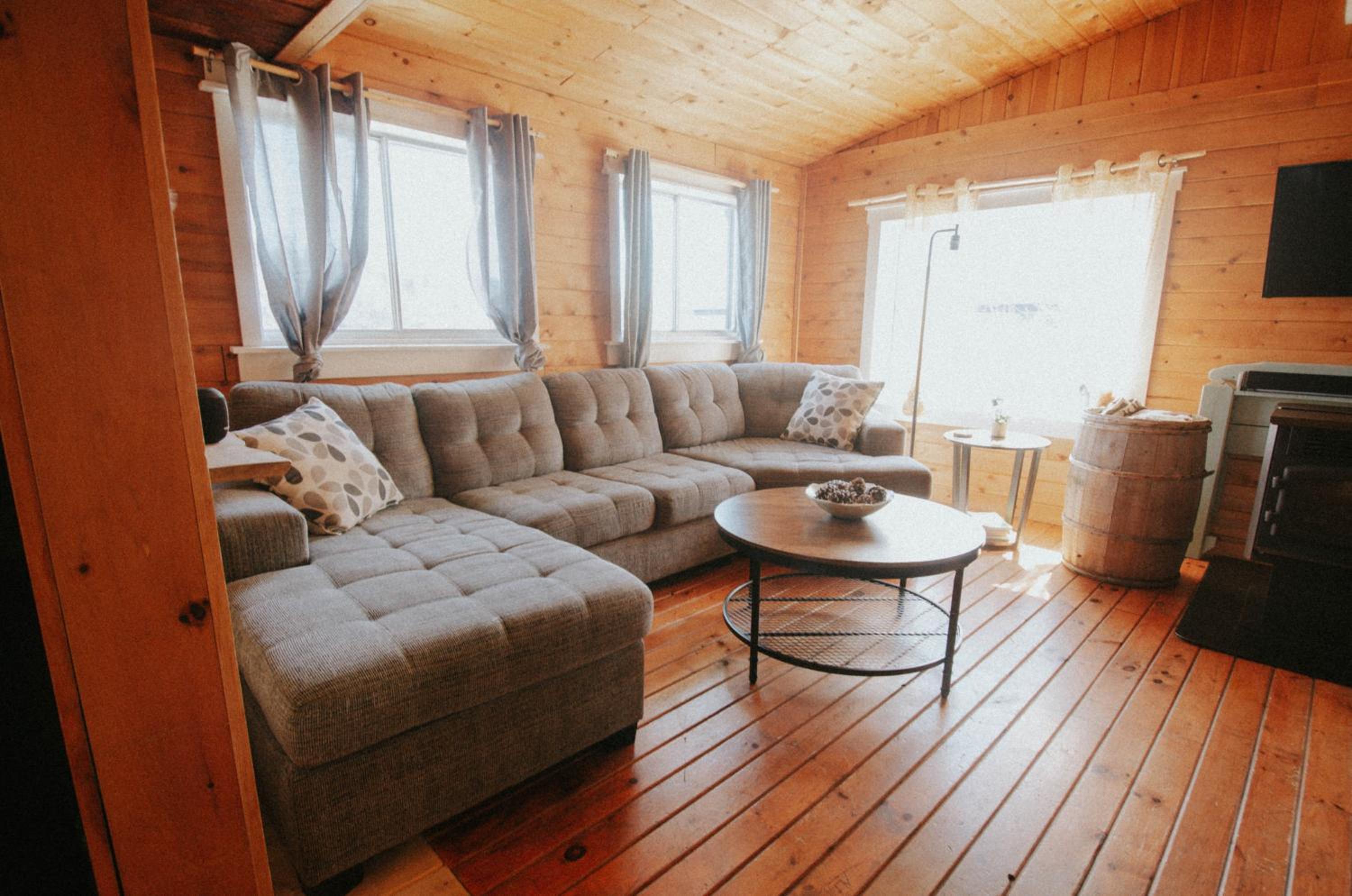 Cozy Cabin with Large Cedar Hot Tub