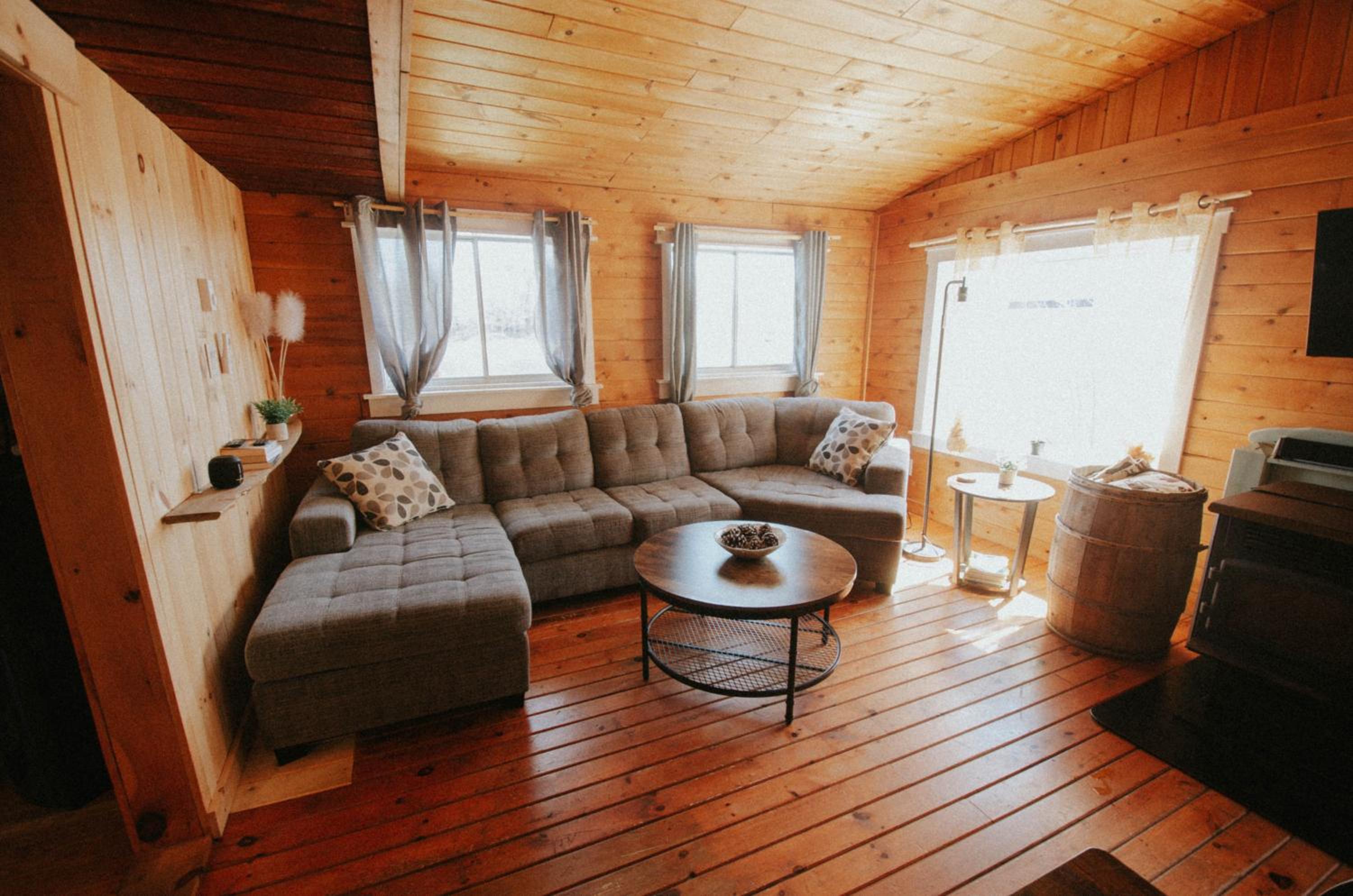 Cozy Cabin with Large Cedar Hot Tub