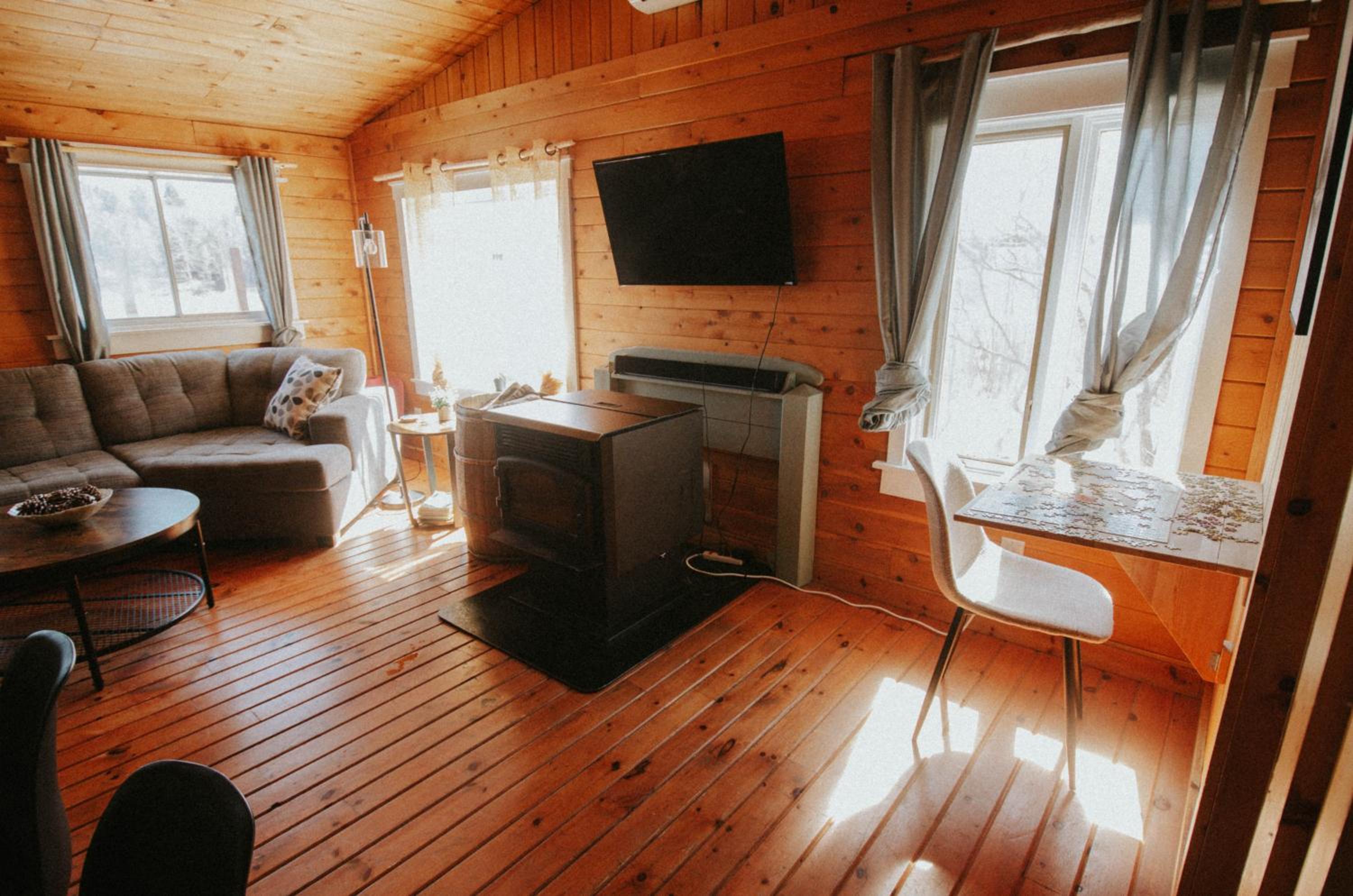 Cozy Cabin with Large Cedar Hot Tub