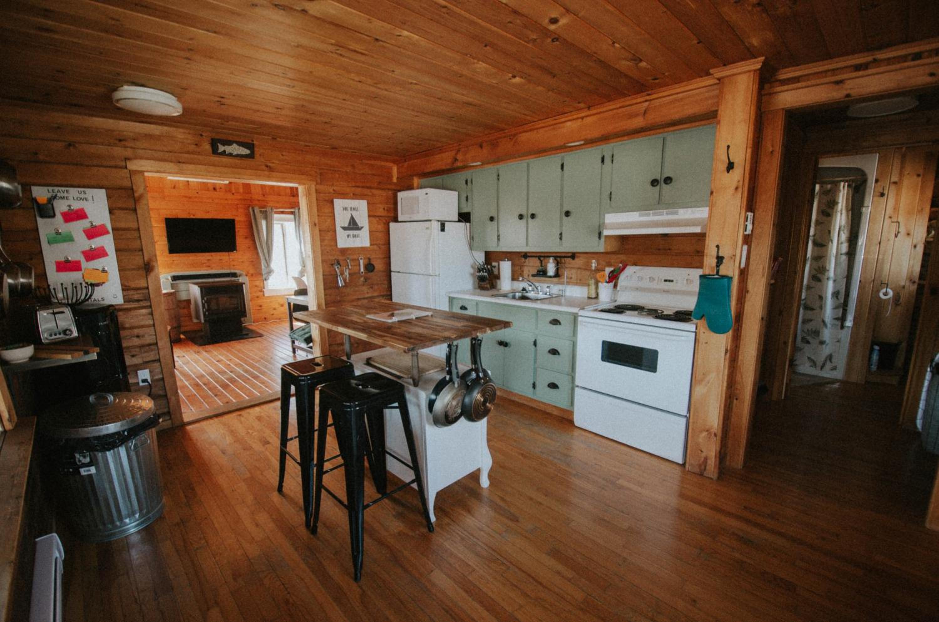 Cozy Cabin with Large Cedar Hot Tub
