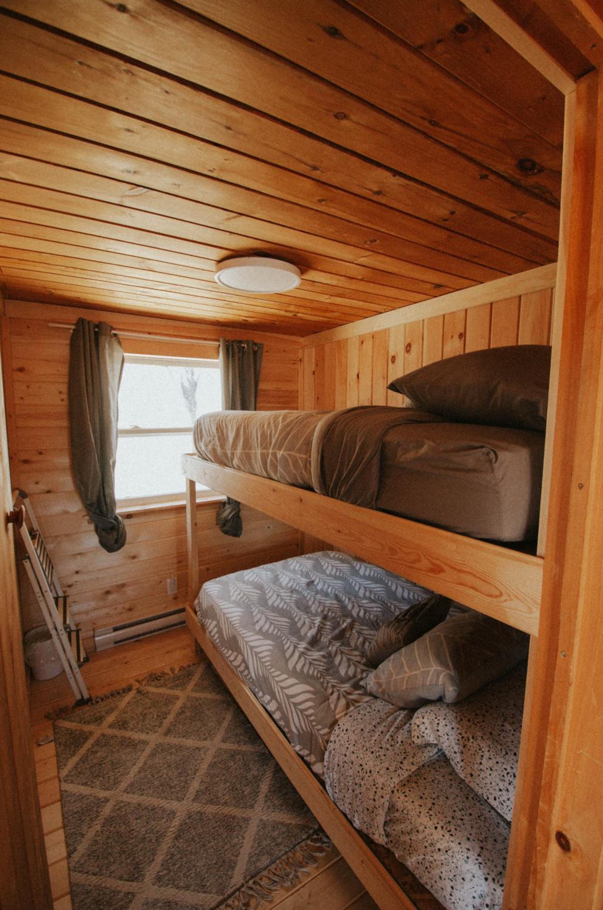Cozy Cabin with Large Cedar Hot Tub