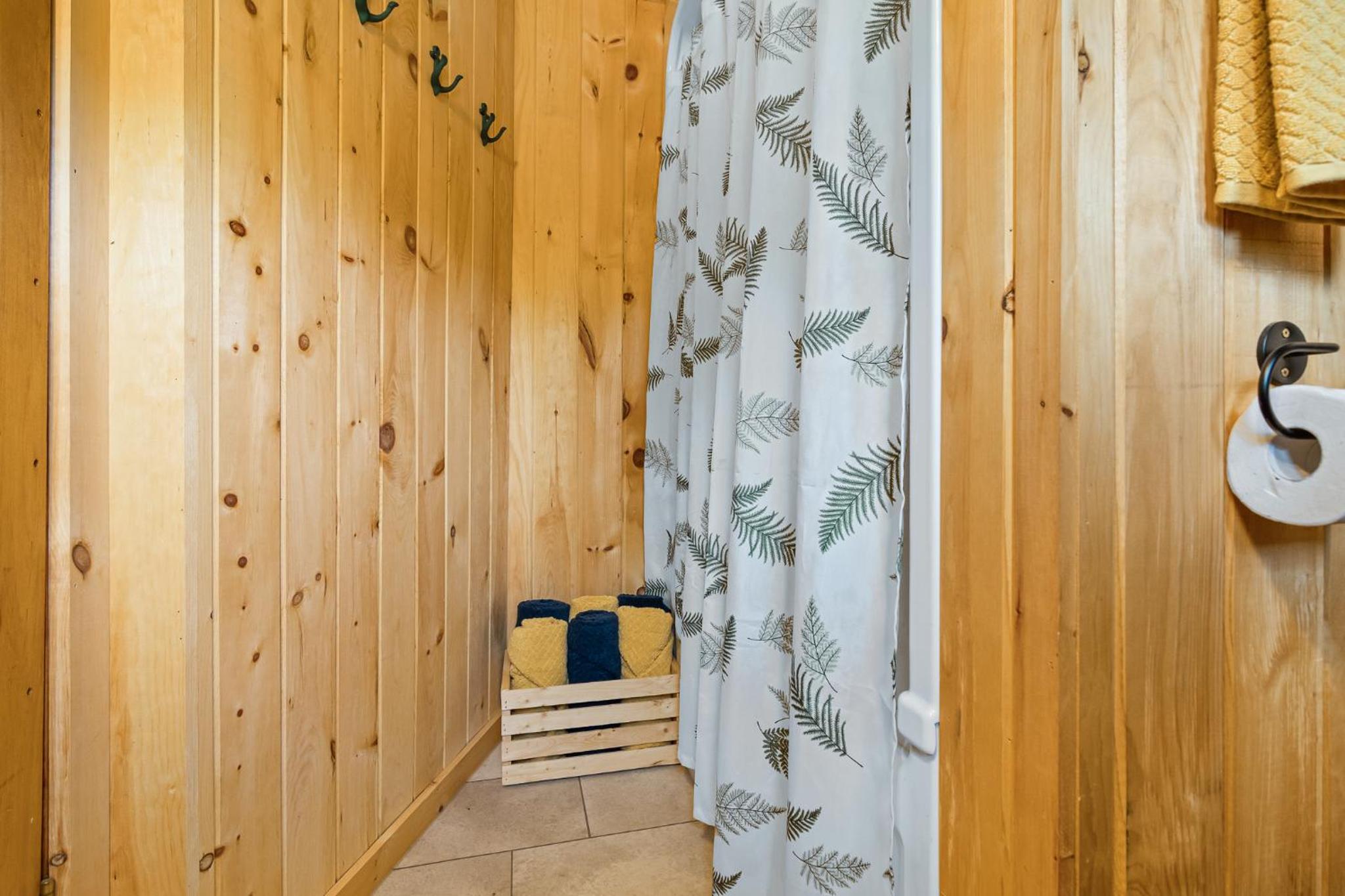 Cozy Cabin with Large Cedar Hot Tub