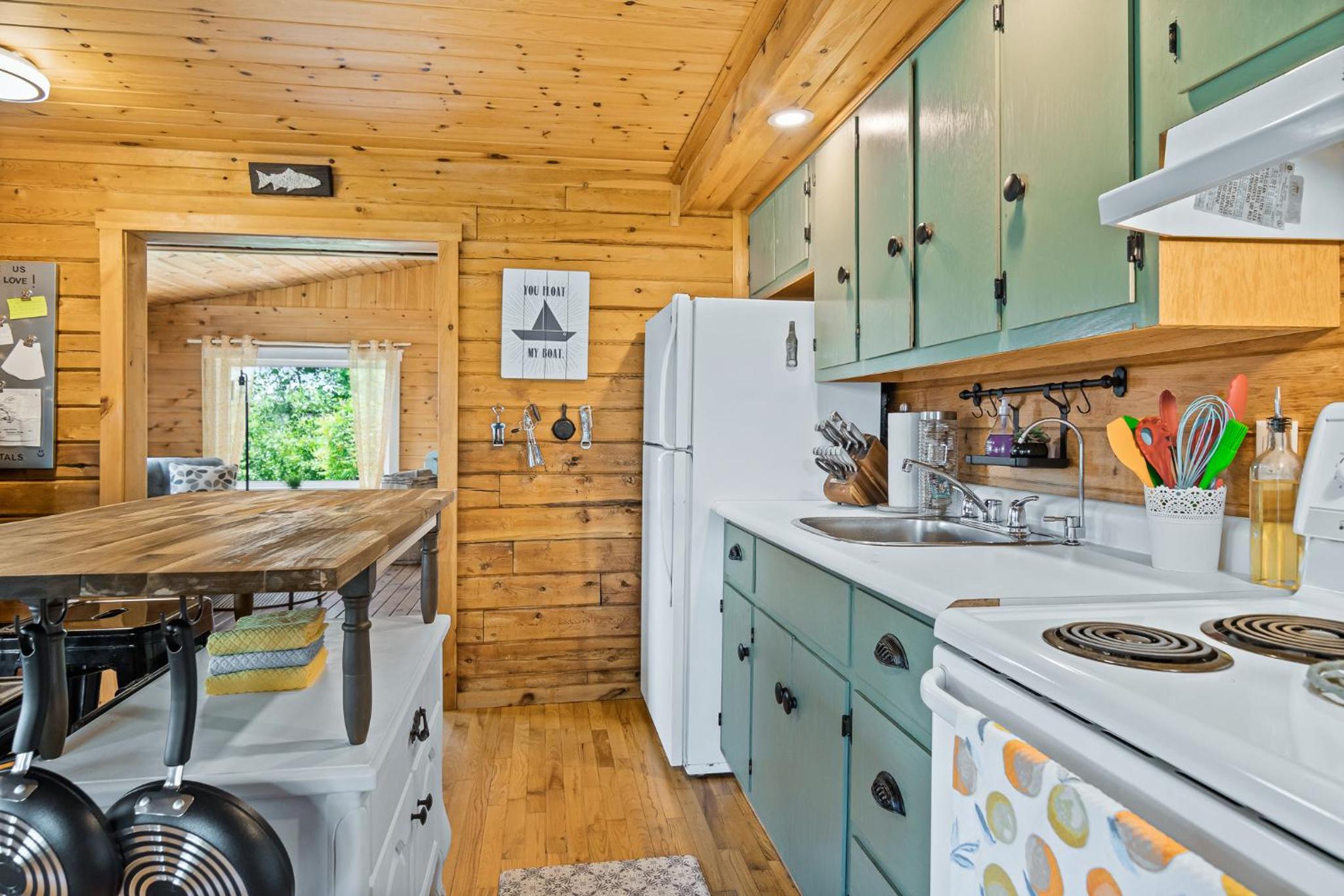 Cozy Cabin with Large Cedar Hot Tub