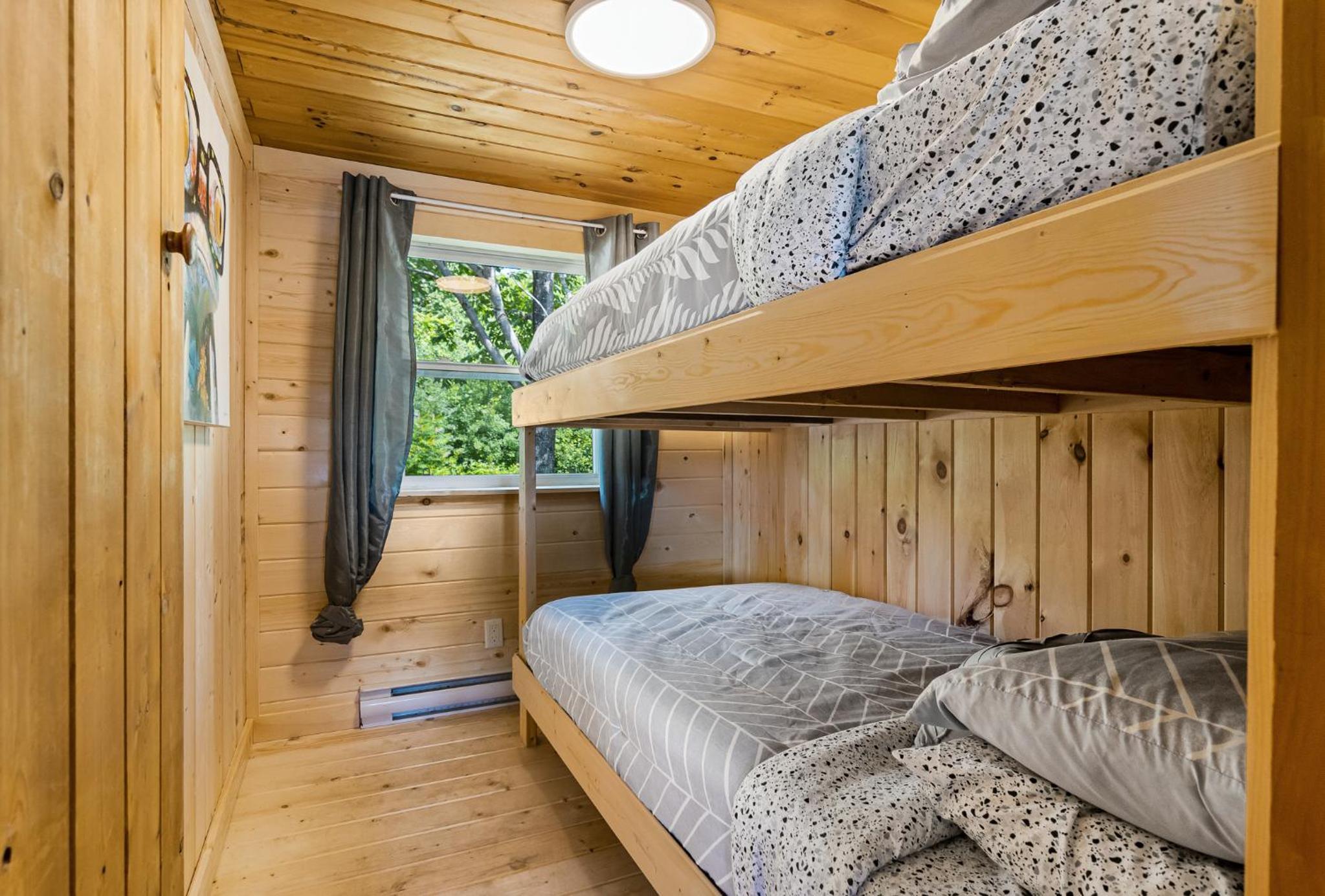 Cozy Cabin with Large Cedar Hot Tub