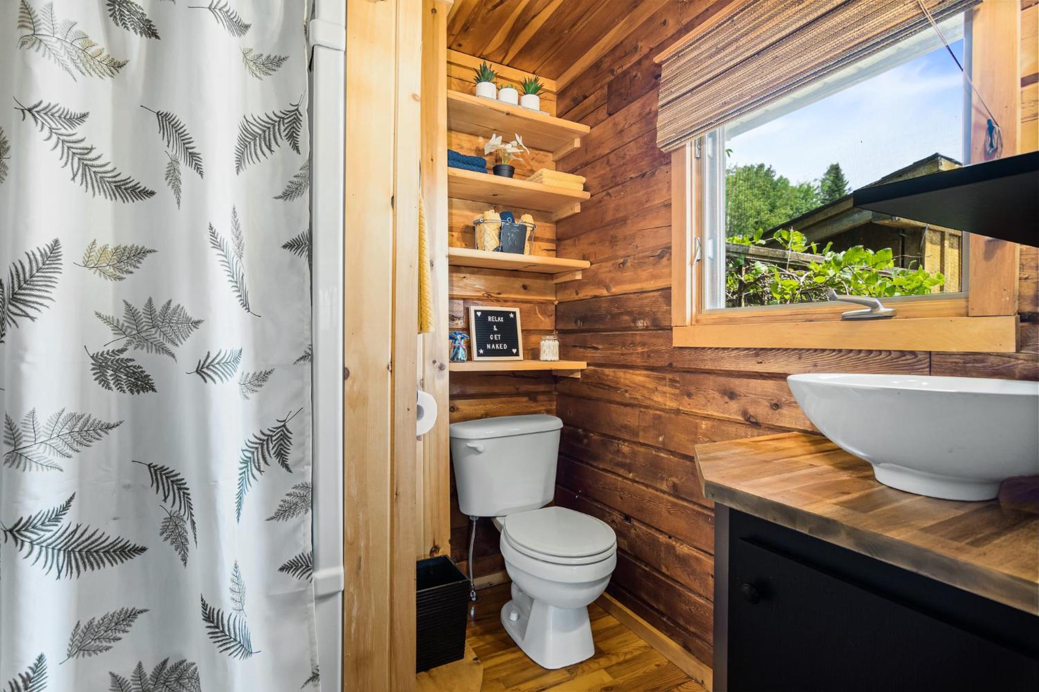 Cozy Cabin with Large Cedar Hot Tub