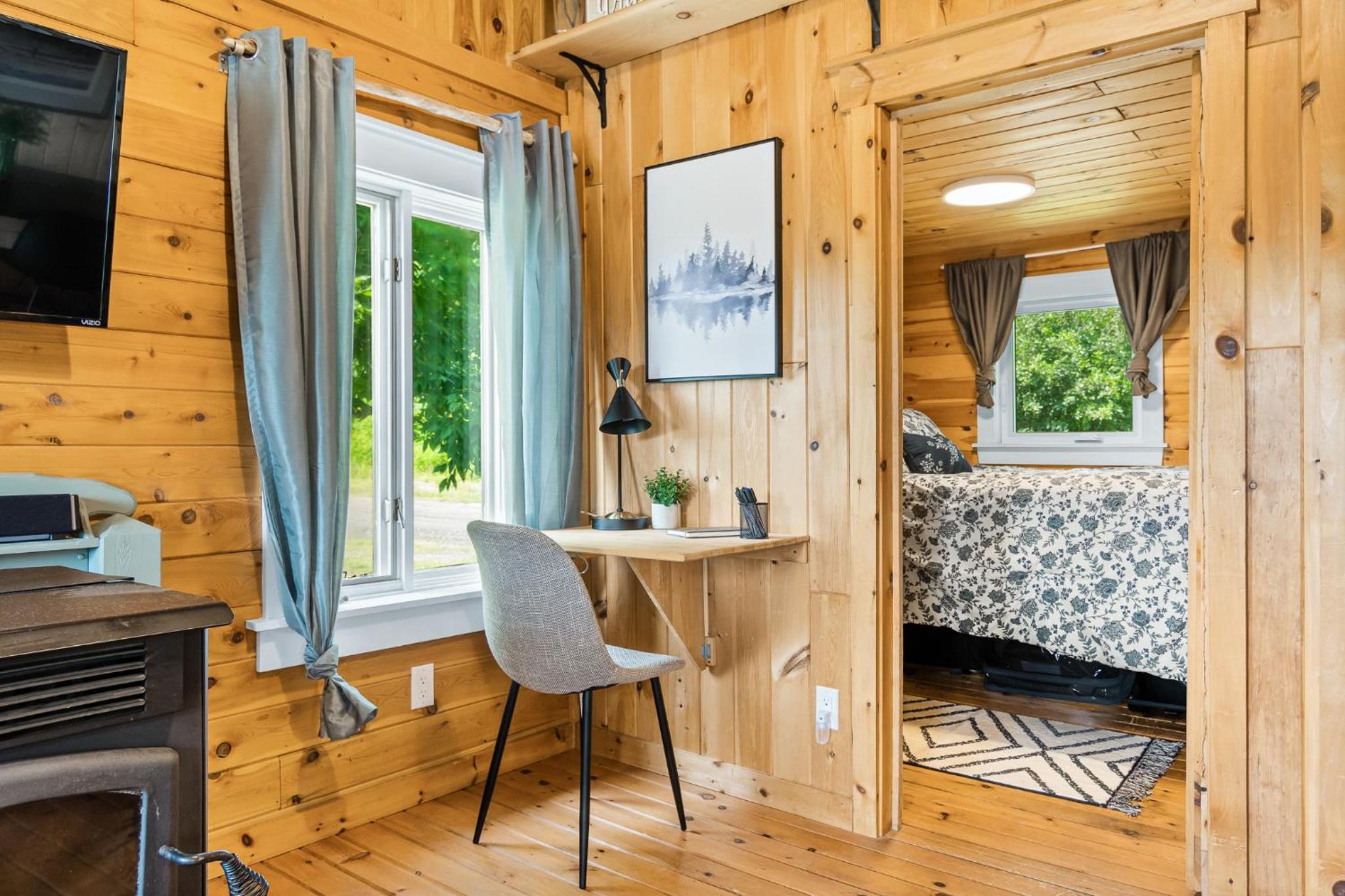 Cozy Cabin with Large Cedar Hot Tub