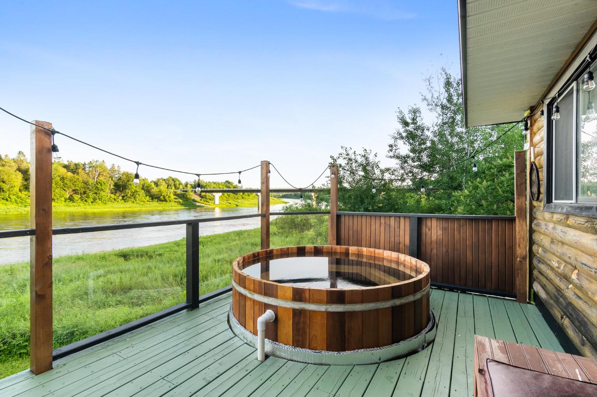 Cozy Cabin with Large Cedar Hot Tub