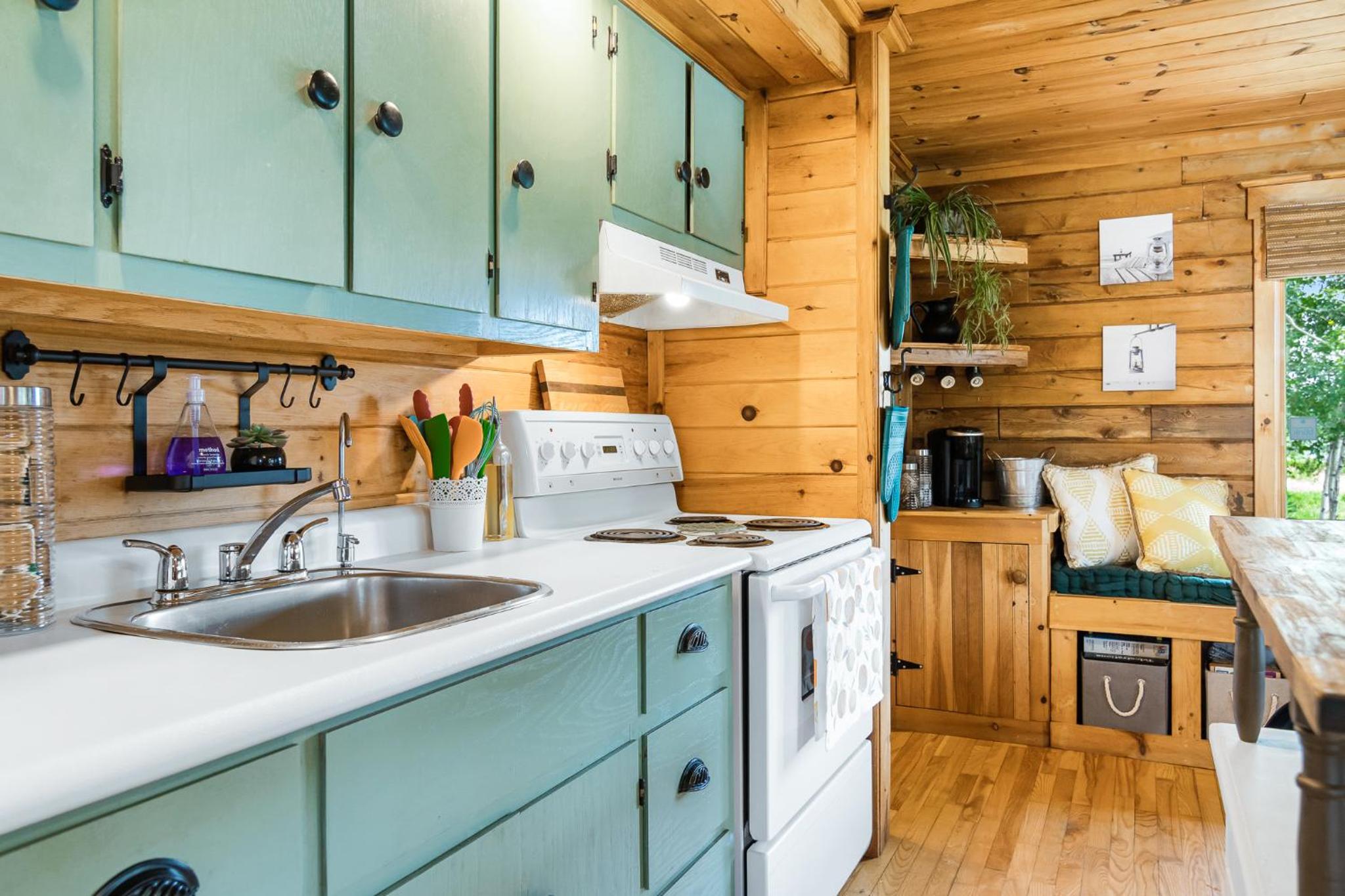 Cozy Cabin with Large Cedar Hot Tub