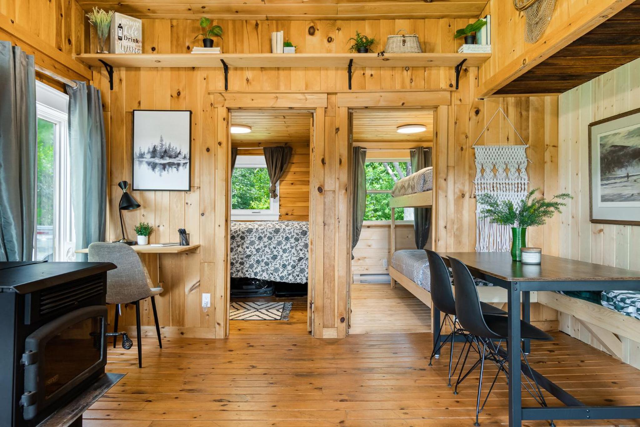 Cozy Cabin with Large Cedar Hot Tub
