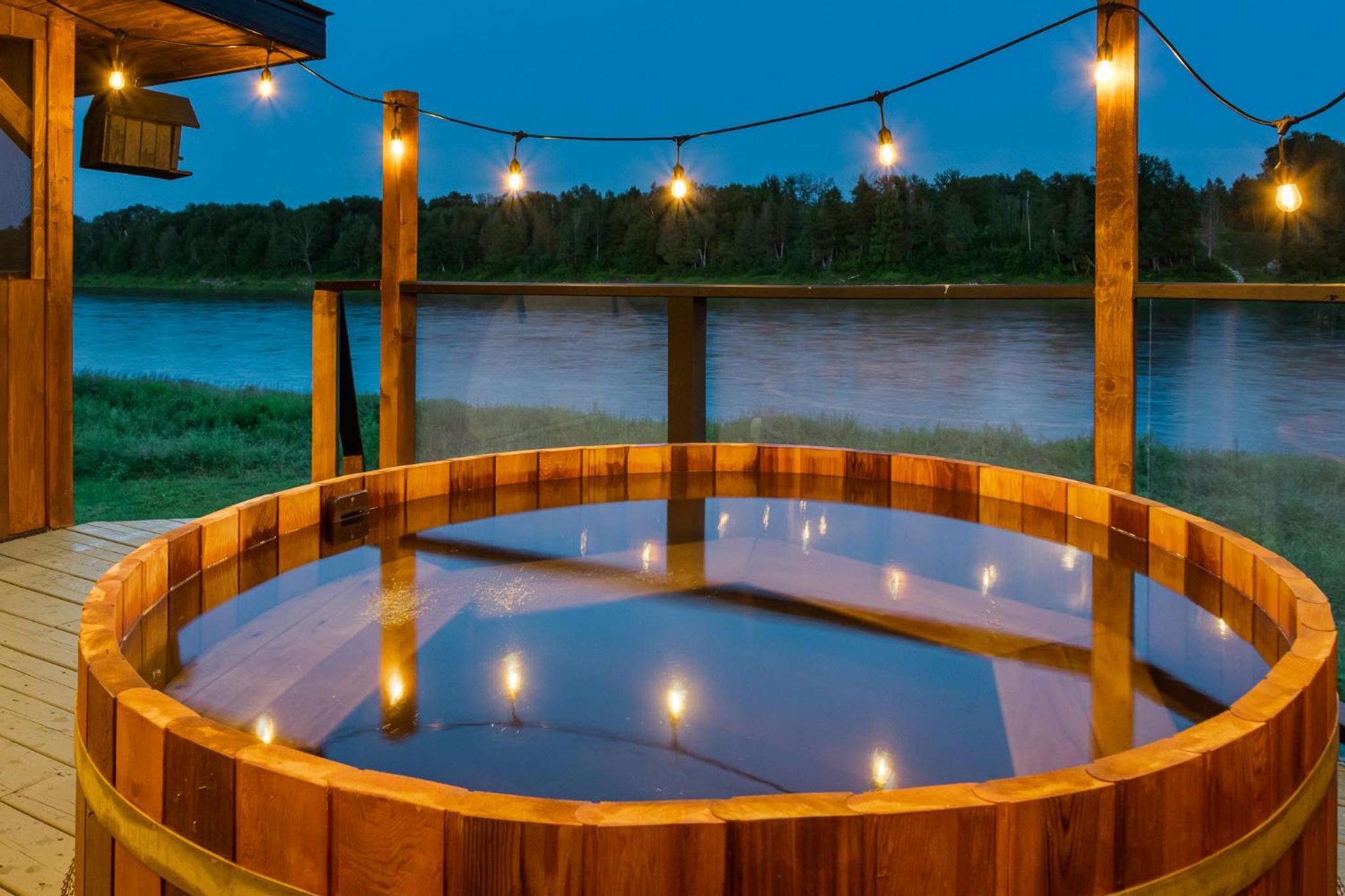 Cozy Cabin with Large Cedar Hot Tub