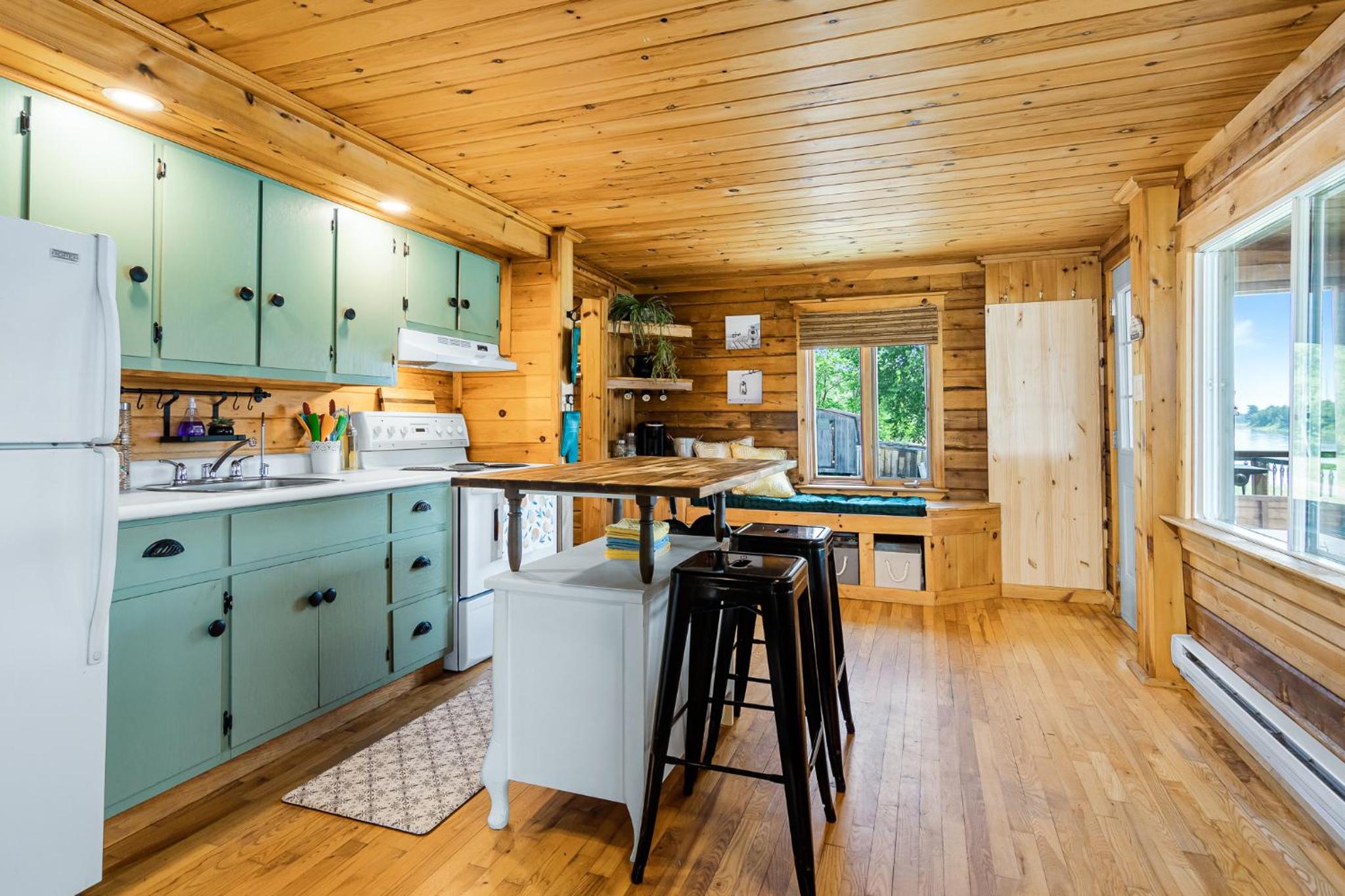 Cozy Cabin with Large Cedar Hot Tub