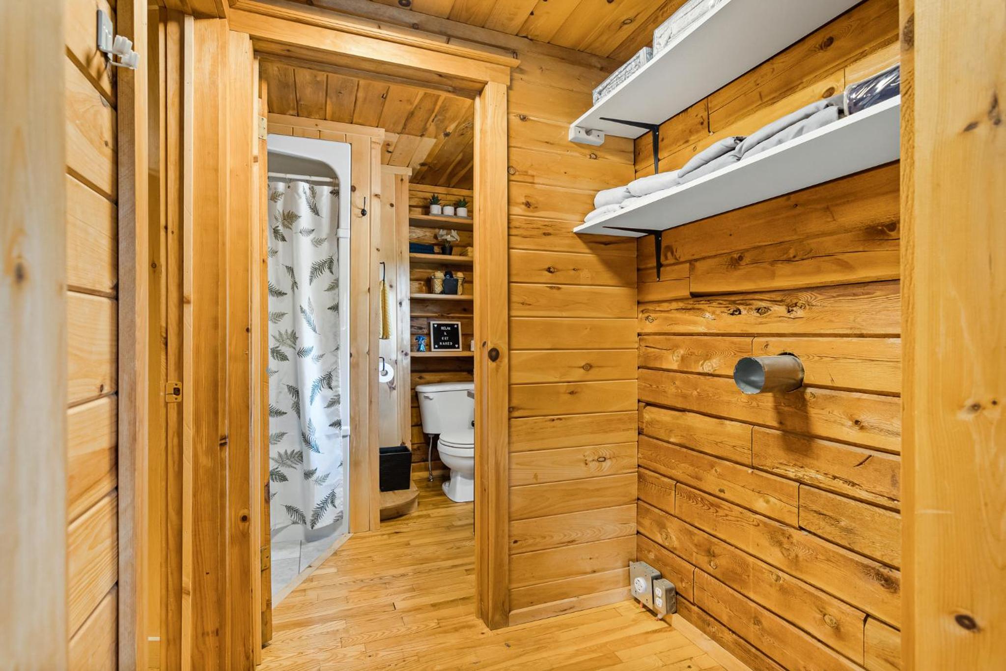 Cozy Cabin with Large Cedar Hot Tub