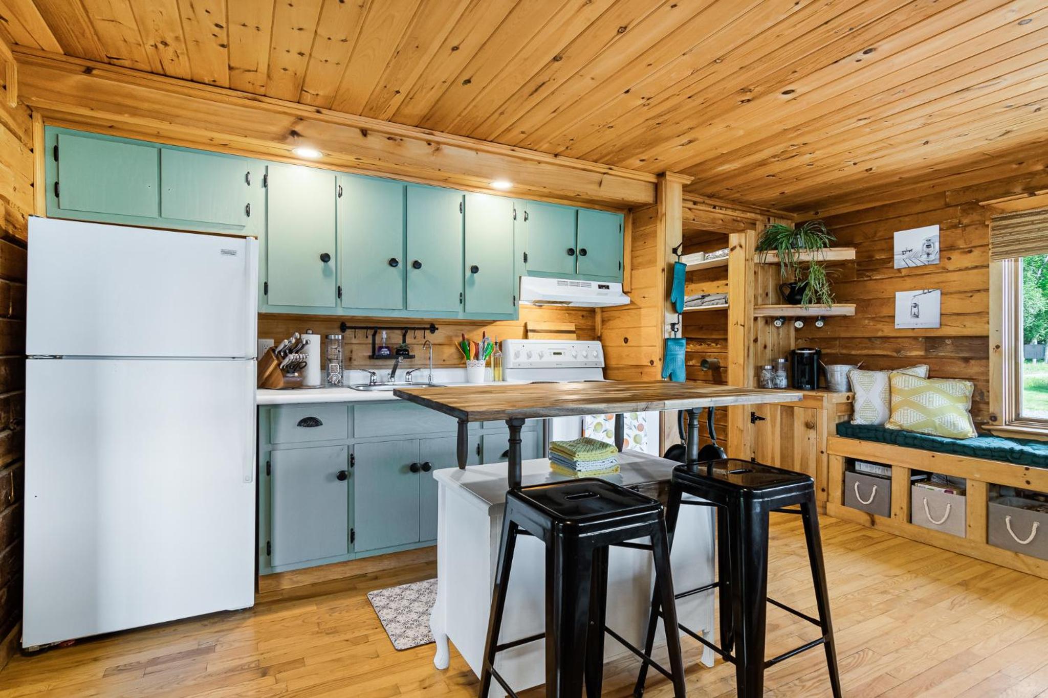 Cozy Cabin with Large Cedar Hot Tub