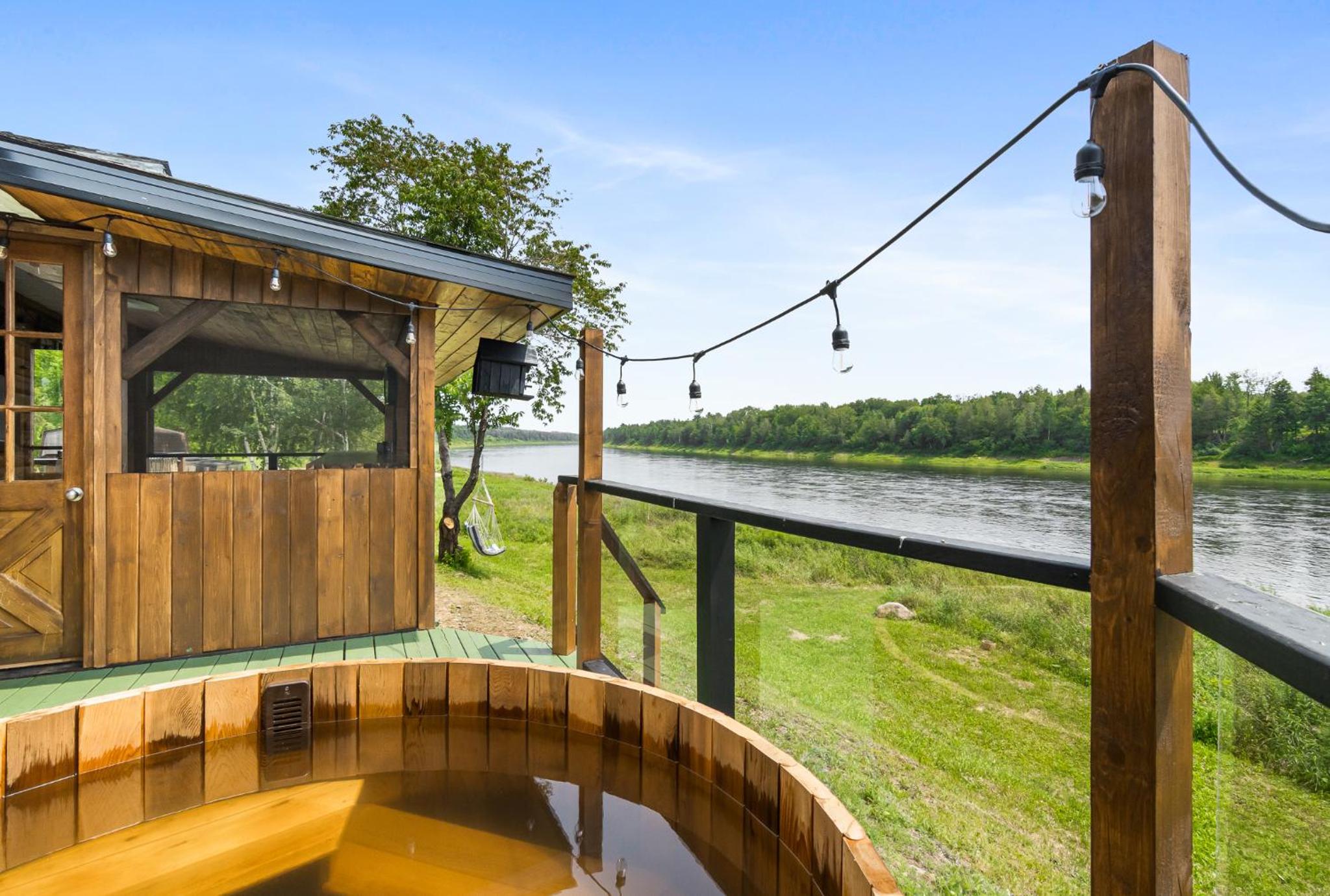 Cozy Cabin with Large Cedar Hot Tub
