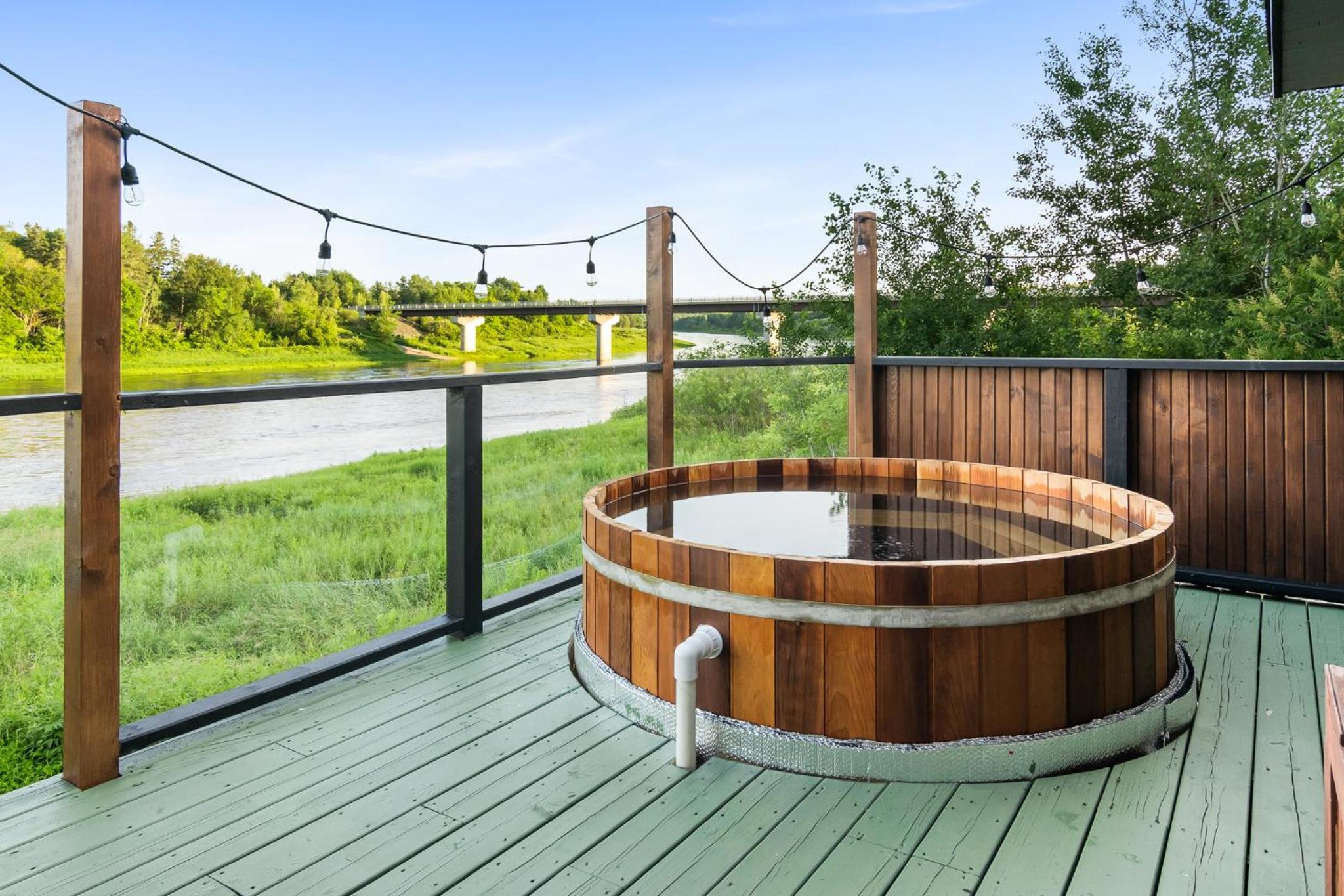 Cozy Cabin with Large Cedar Hot Tub
