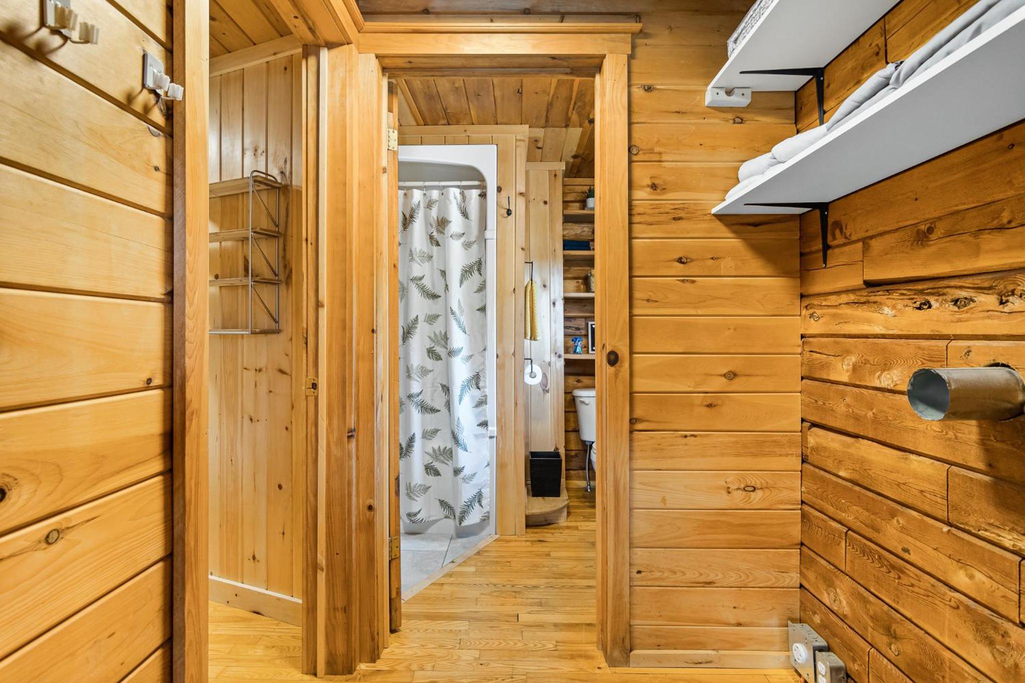 Cozy Cabin with Large Cedar Hot Tub