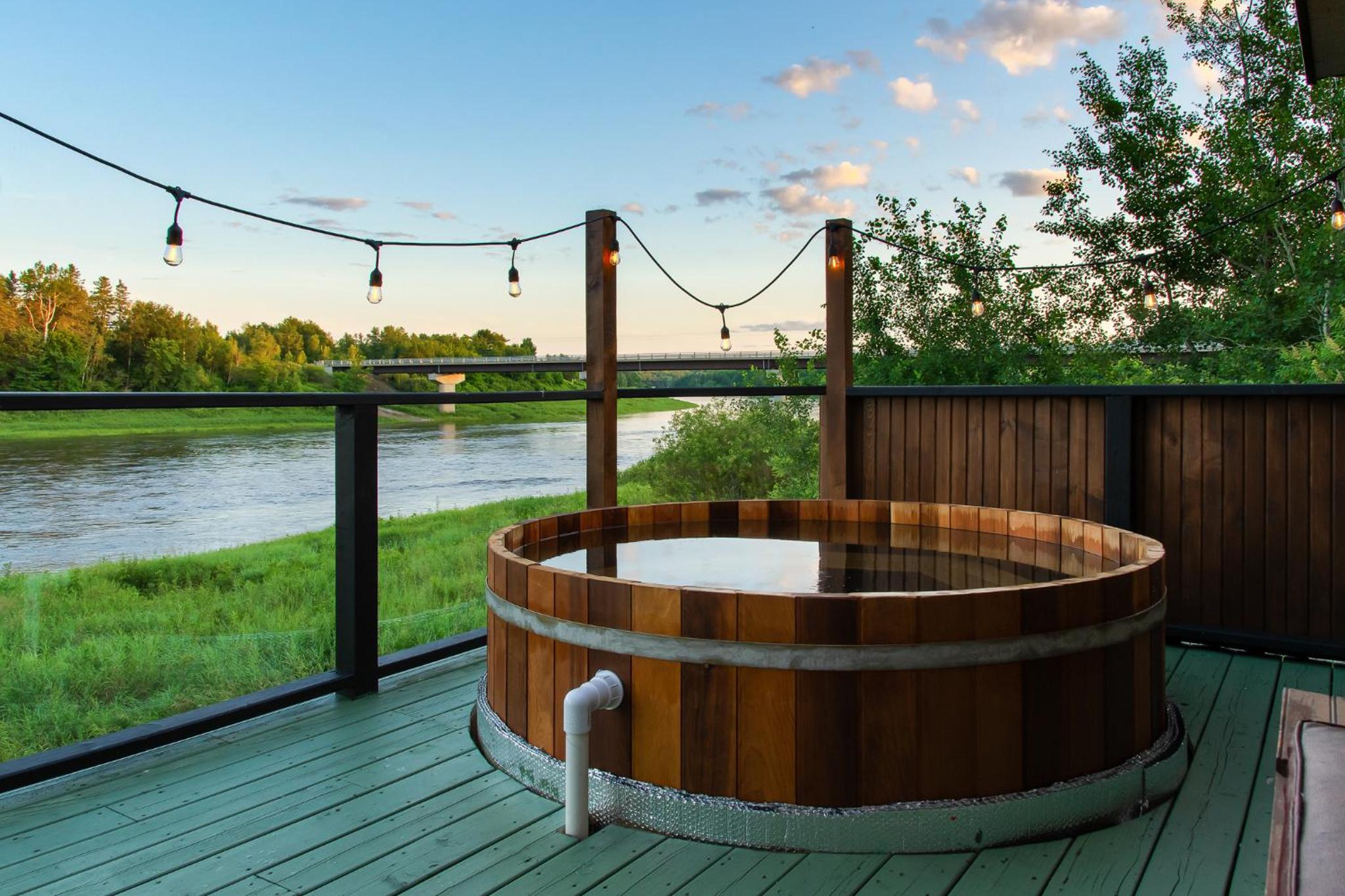 Cozy Cabin with Large Cedar Hot Tub