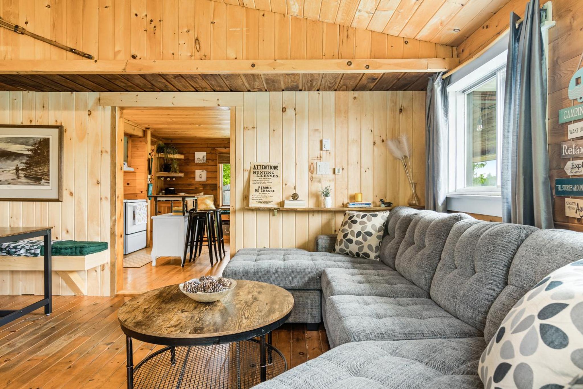 Cozy Cabin with Large Cedar Hot Tub