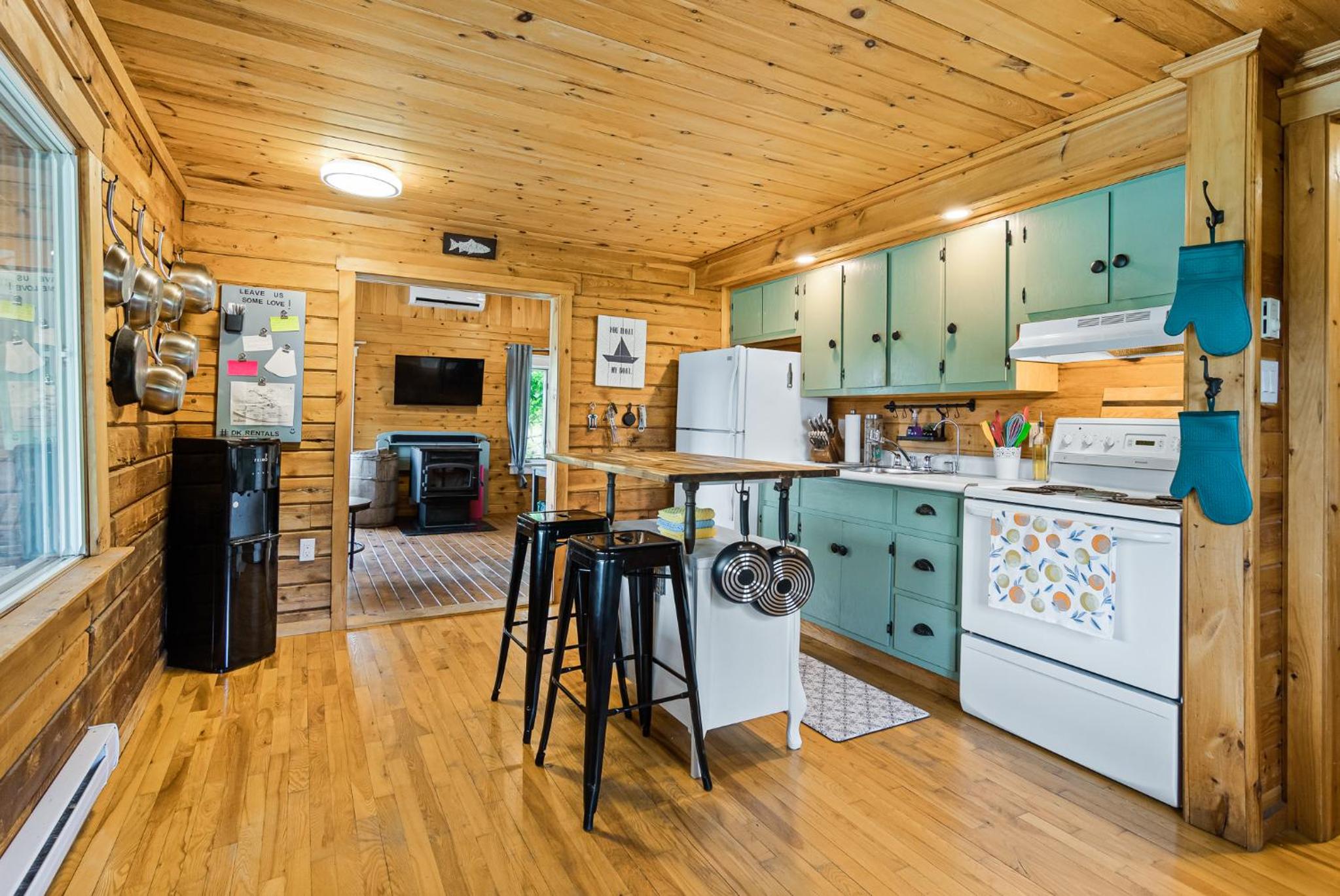 Cozy Cabin with Large Cedar Hot Tub