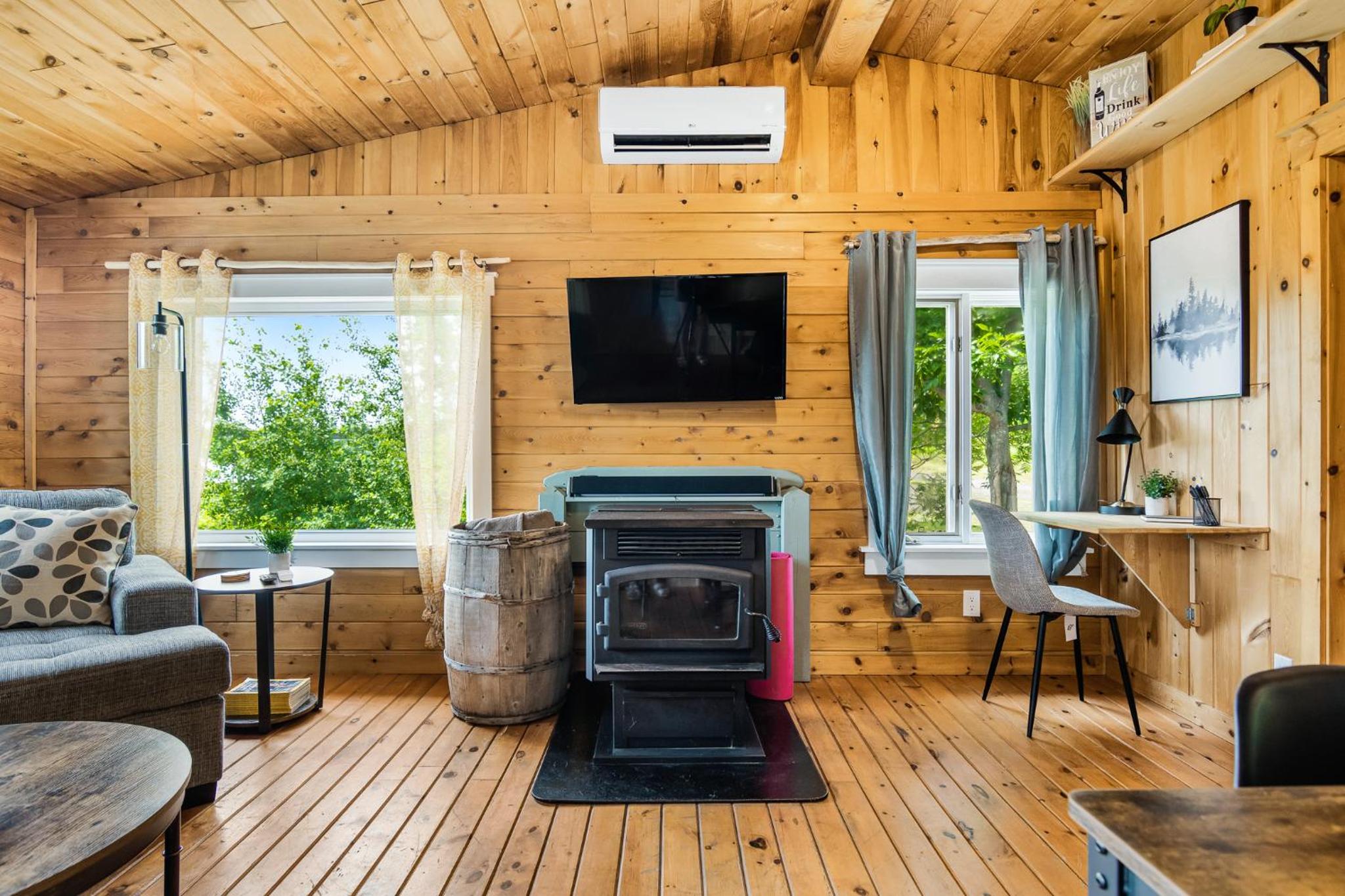 Cozy Cabin with Large Cedar Hot Tub
